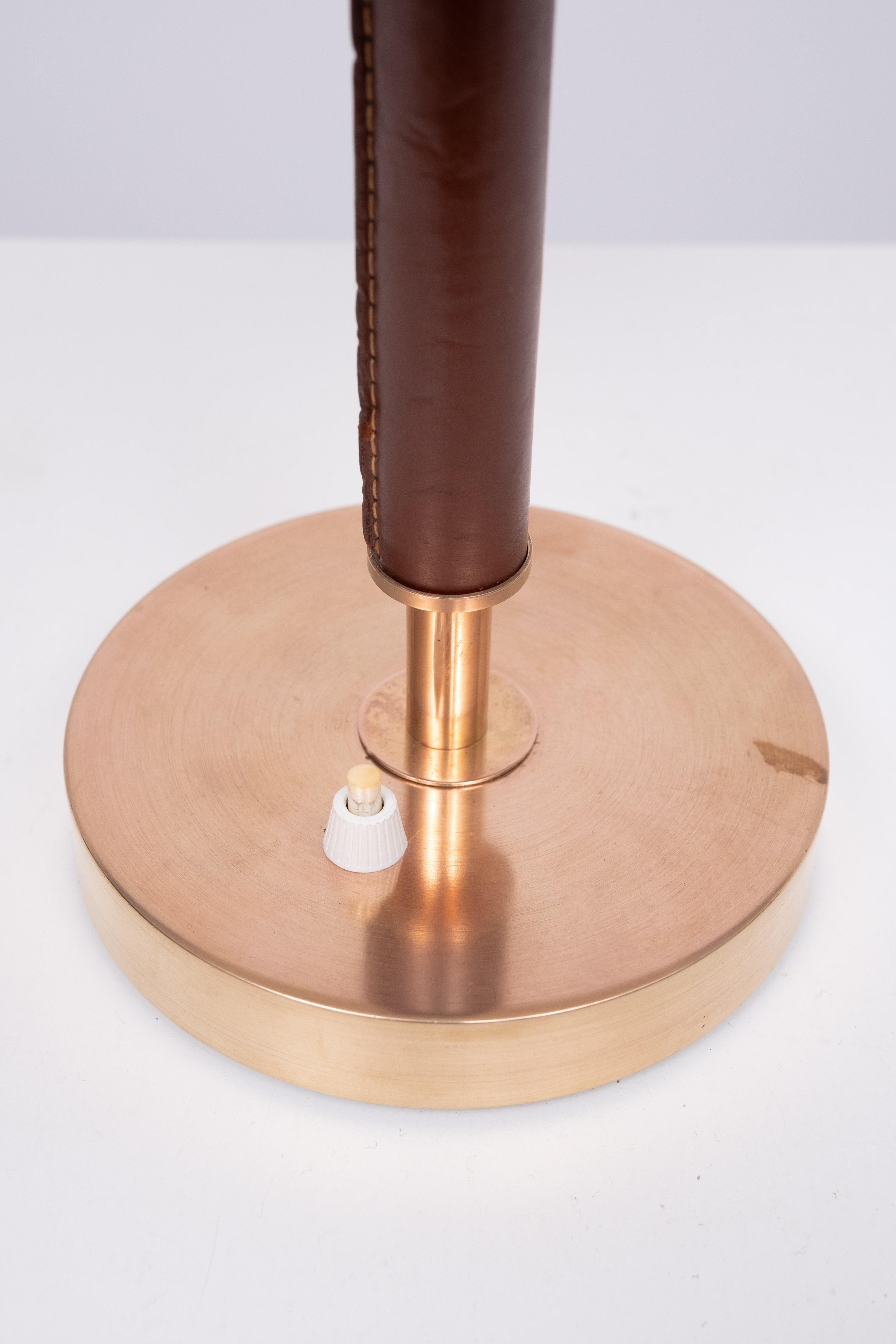 Falkenbergs Belysning  Brass and Leather table lamp  Sweden 1960s en vente 2