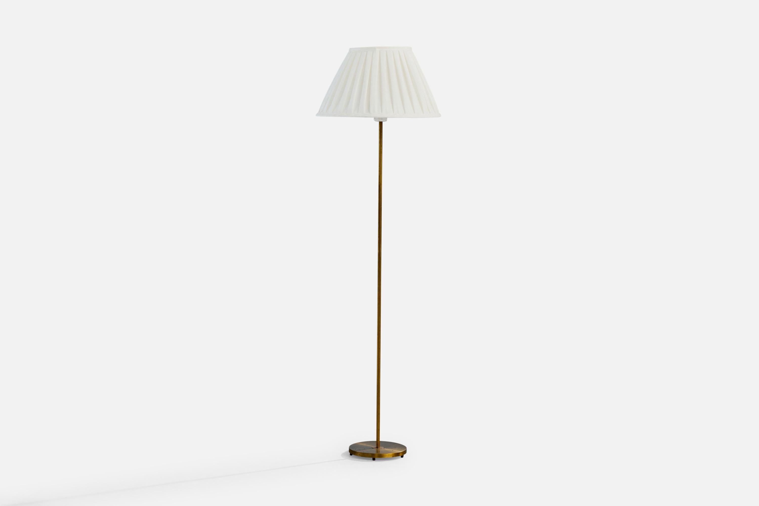 Lampadaire en laiton et tissu blanc produit par Falkenbergs Belysning, Suède, c. 1950.

Présence d'oxydation sur le laiton

Usure correspondant à l'âge et à l'usage.

Dimensions globales (pouces) : 55.25