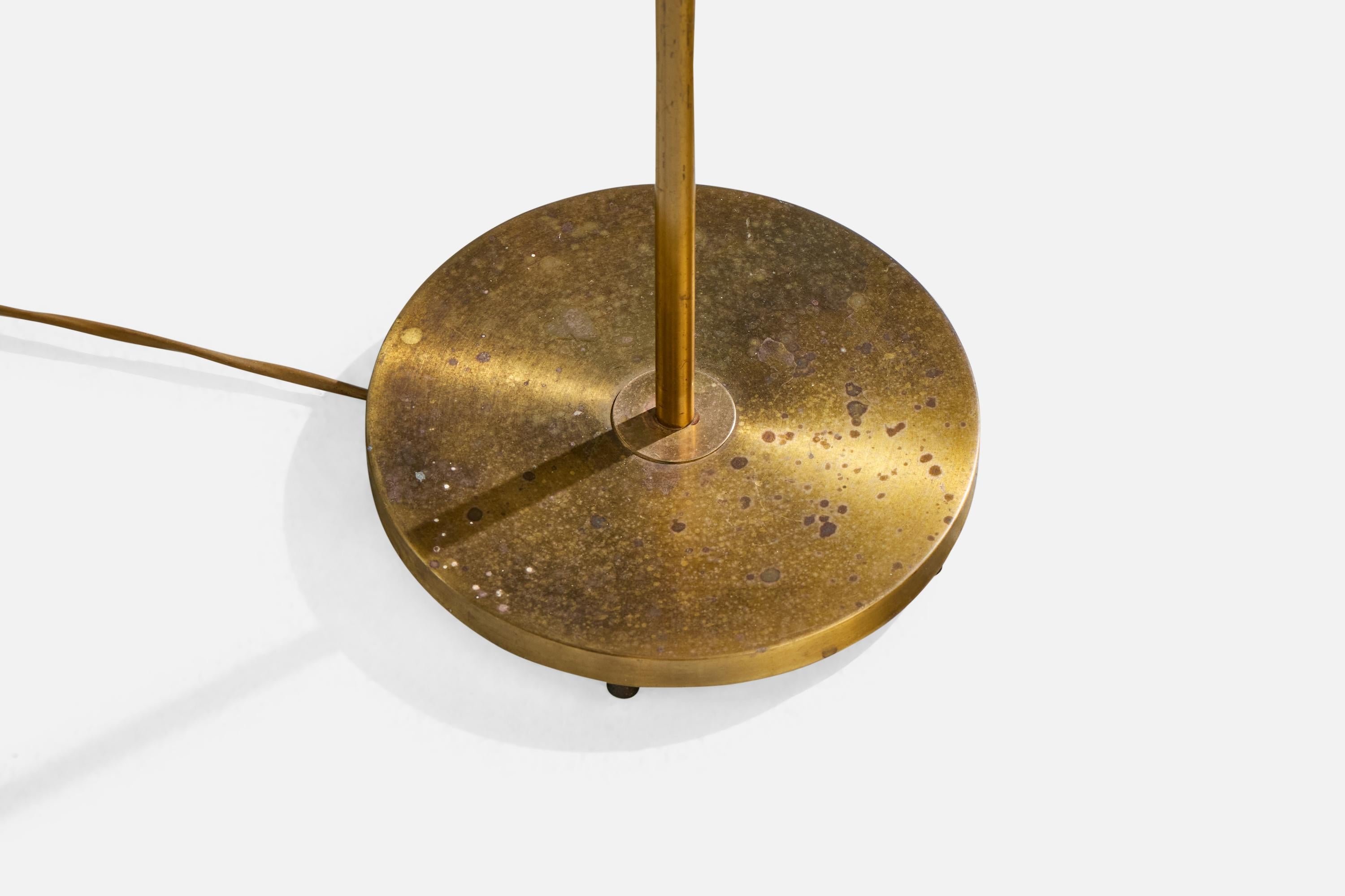 Milieu du XXe siècle Falkenbergs Belysning, lampadaire, laiton, tissu, Suède, années 1950 en vente