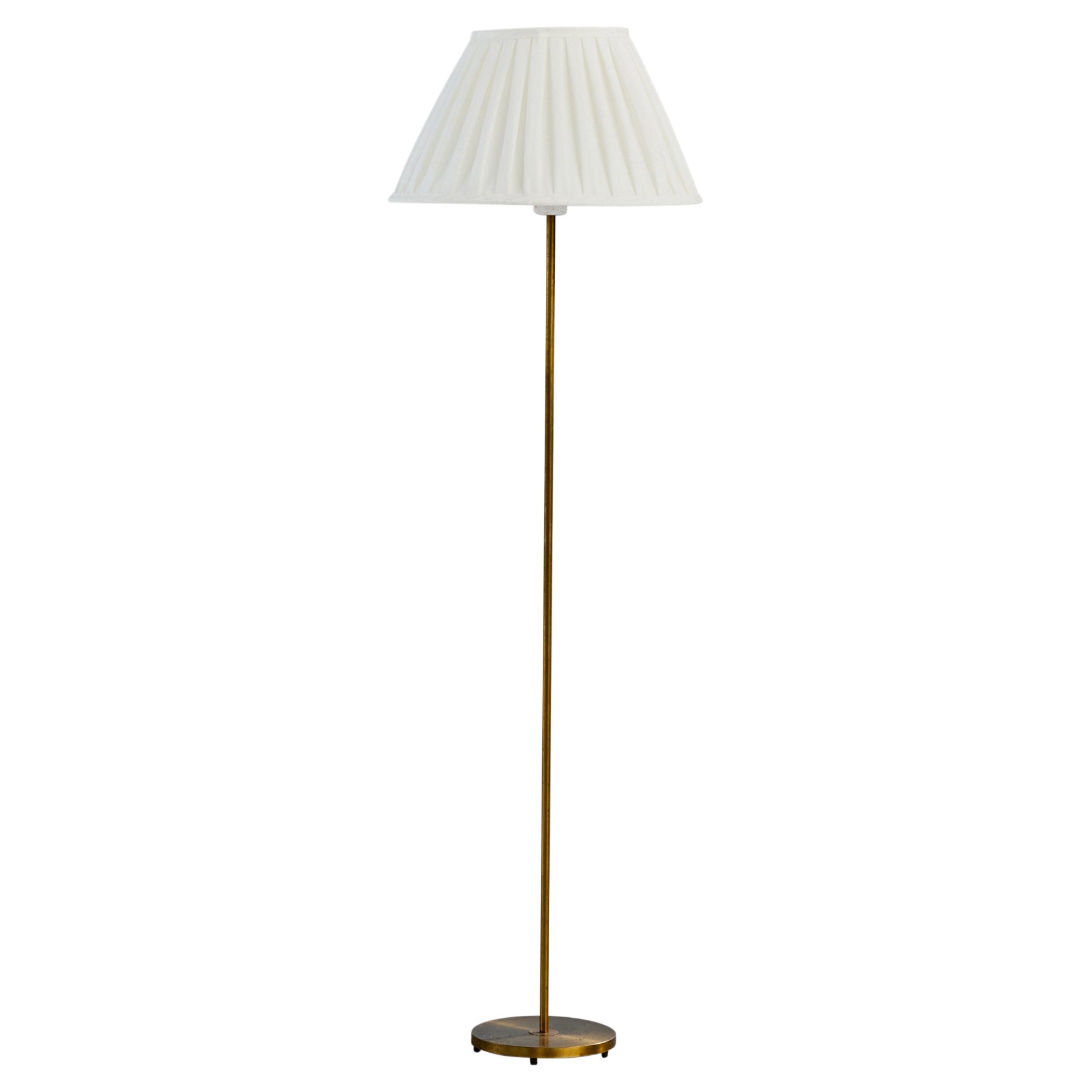 Falkenbergs Belysning, lampadaire, laiton, tissu, Suède, années 1950 en vente