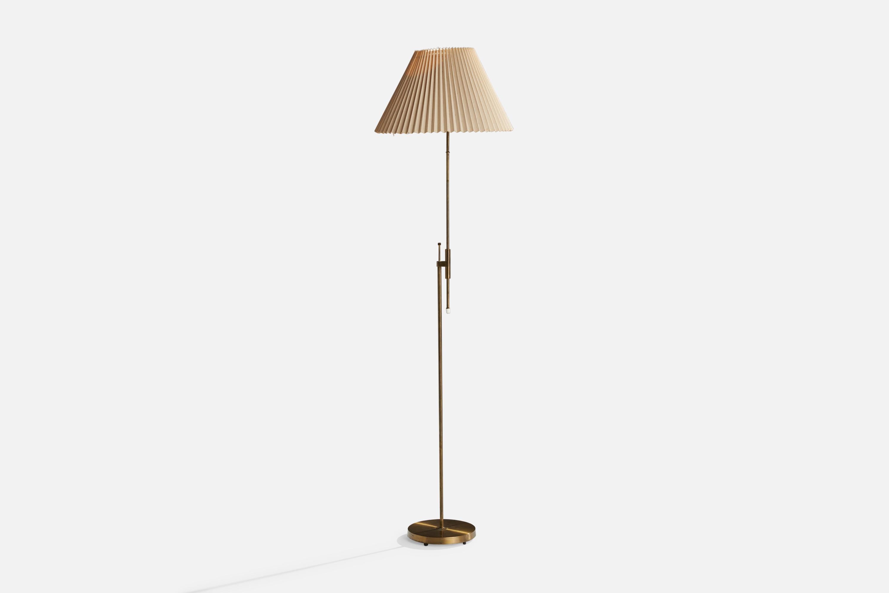 An adjustable brass and beige paper floor lamp designed and produced by Falkenbergs Belysning, Sweden, 1960s.

Overall Dimensions (inches): 69” H x 18.2” Diameter
Height is variable, stated dimension is at its tallest configuration.
Stated