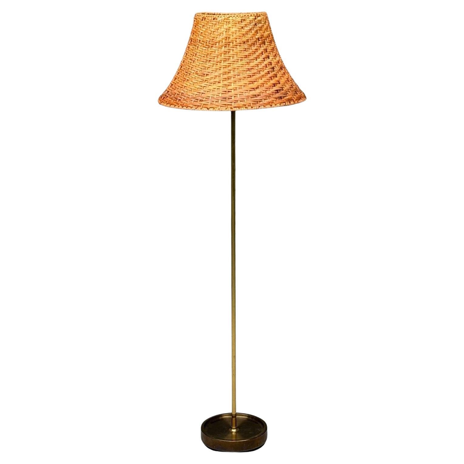 Falkenbergs Belysning, Lampada da terra, Ottone, Rattan, Svezia, anni 
50 in vendita