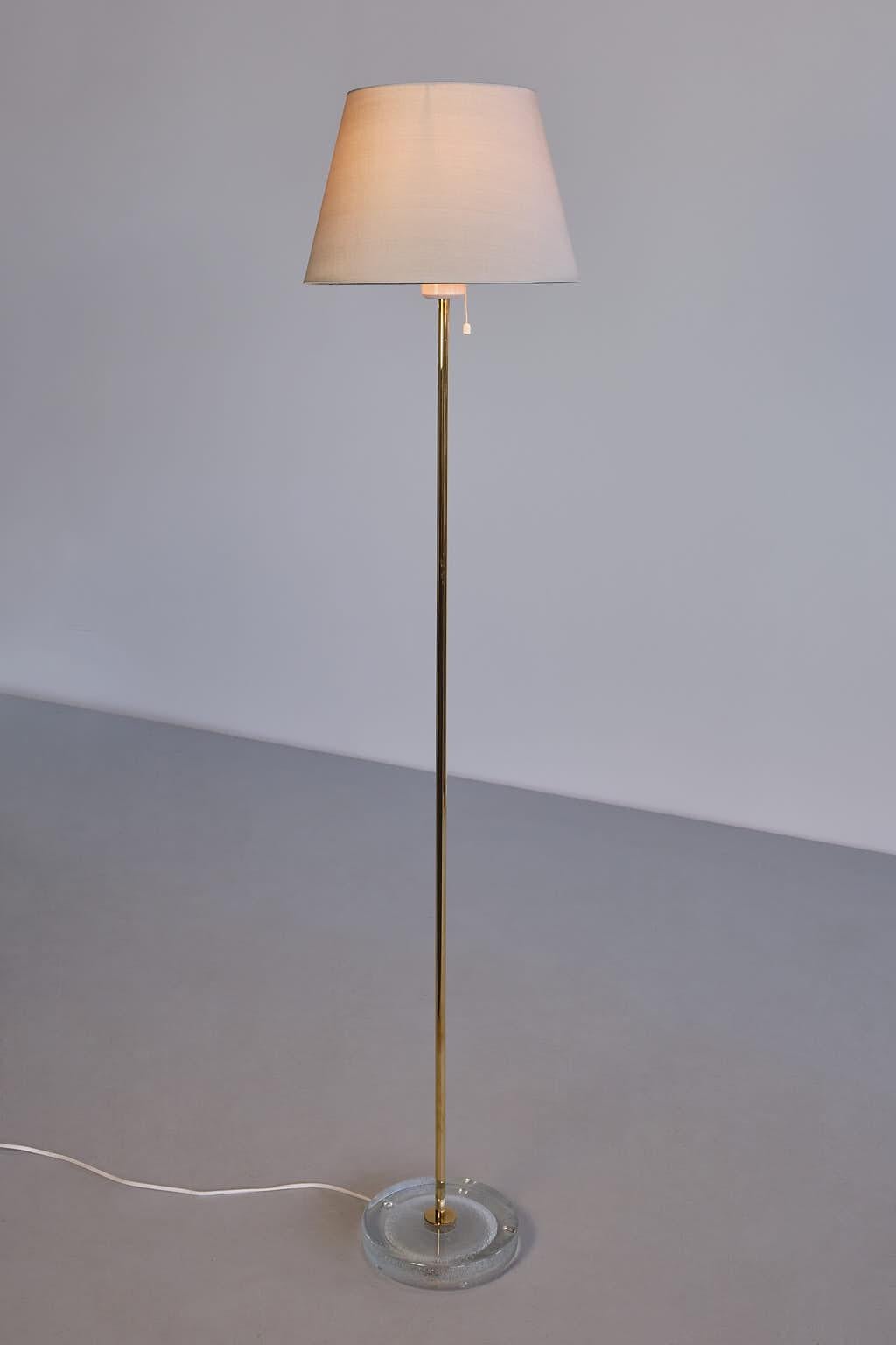 Falkenbergs Belysning Floor Lamp in Glass and Brass, Sweden, 1960s In Good Condition For Sale In The Hague, NL