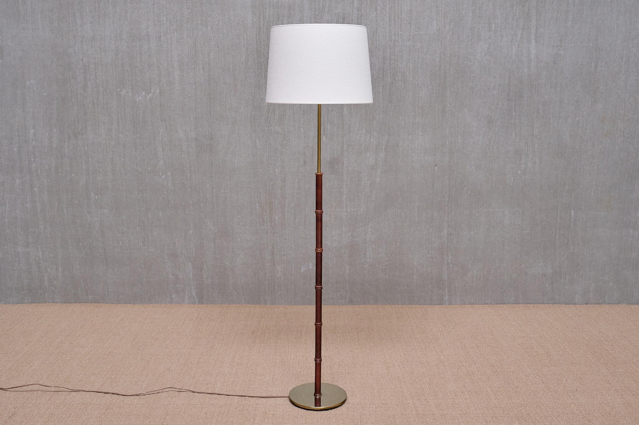 Esta elegante lámpara de pie fue fabricada por Falkenbergs Belysning en Suecia en la década de 1960. La lámpara lleva las iniciales del fabricante, FLB, en la parte inferior de la base.

El diseño presenta un pie circular de latón y una columna