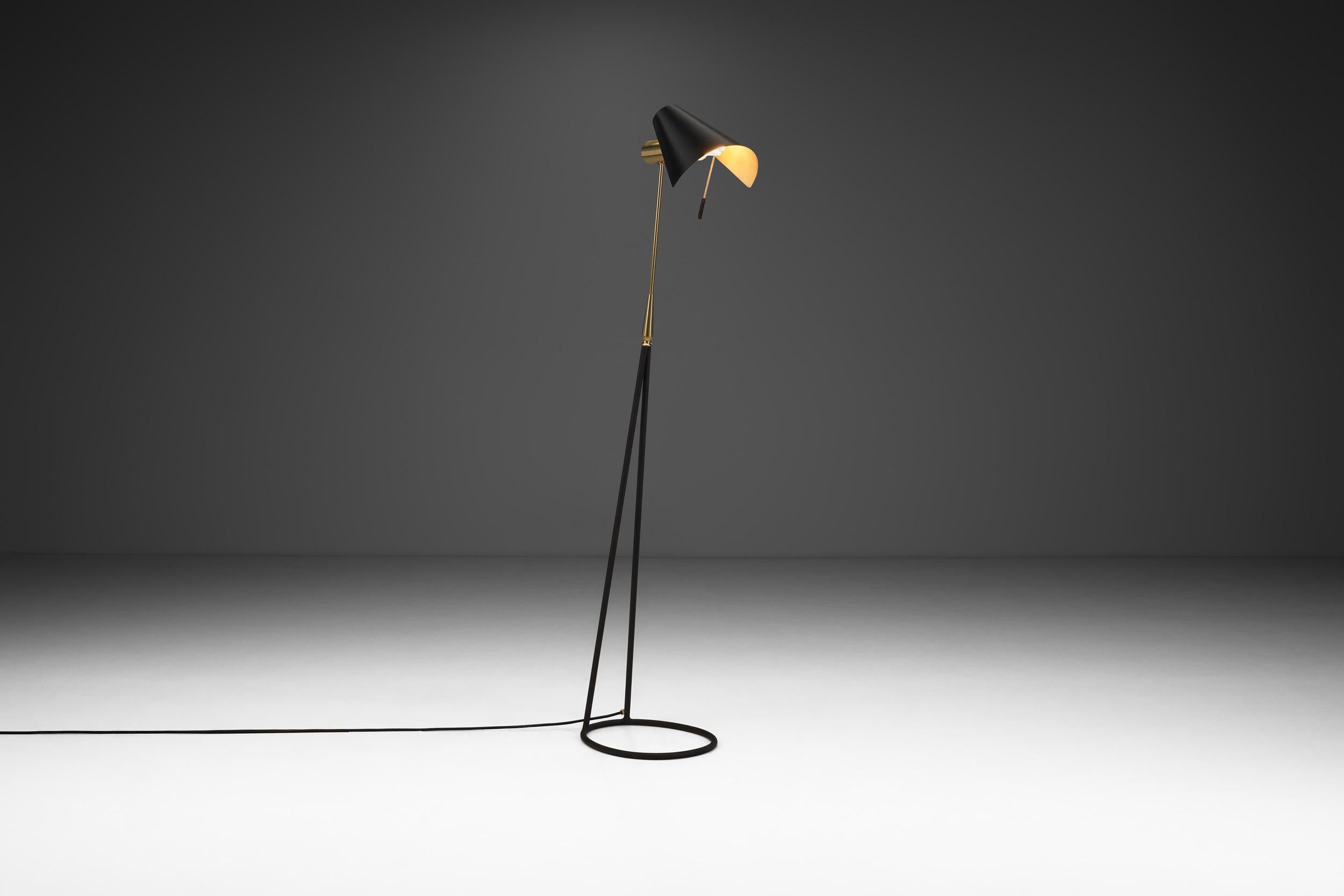 This rare floor lamp model possesses one of the most recognizable and unique designs in the prestigious repertoire of Falkenbergs Belysning’s 20th century lighting models’ catalogue. Its signature appearance is based on the circular base and the