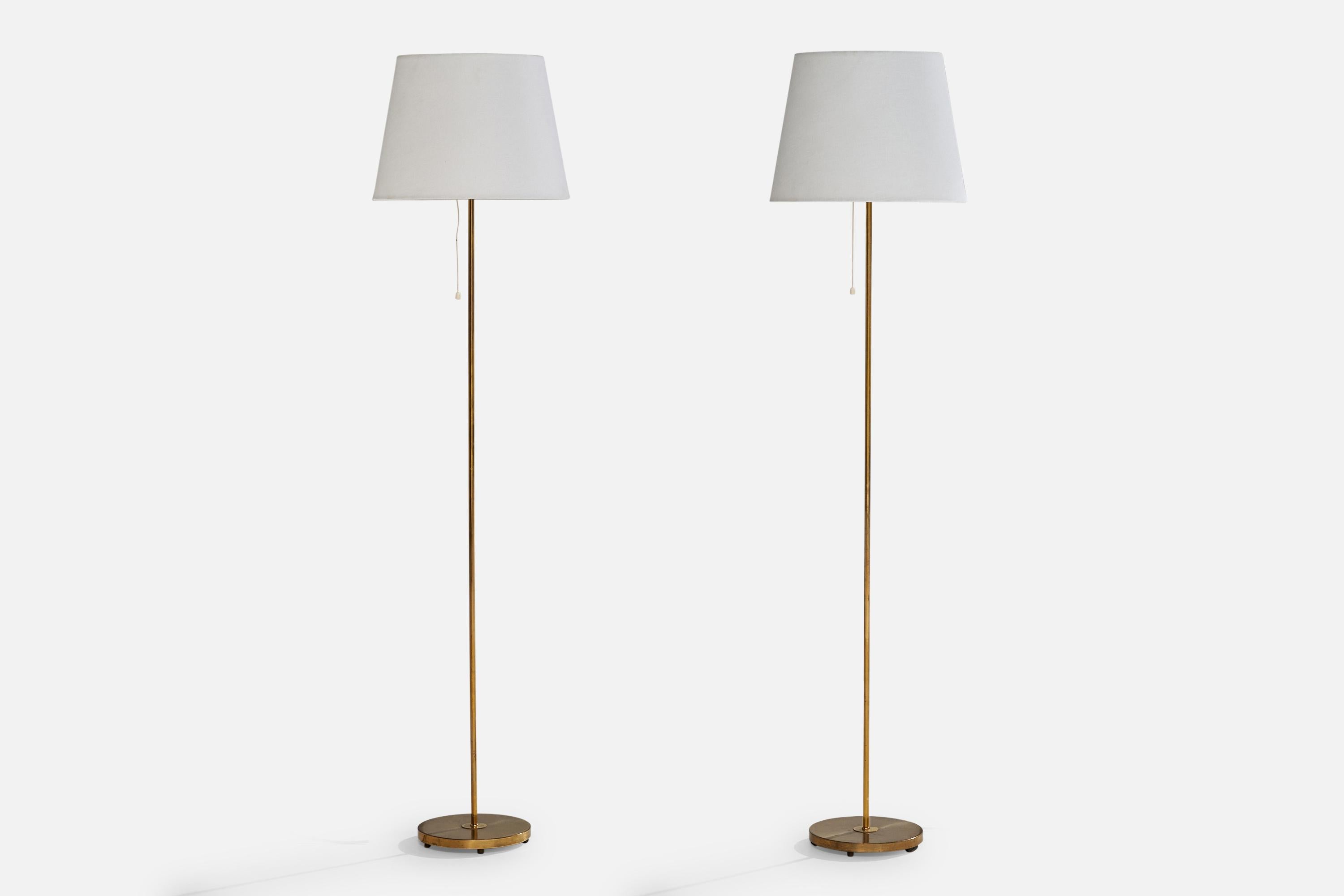 Pareja de lámparas de pie de latón y tela blanca fabricadas por Falkenbergs Belysning, Suecia, c. 1960.

Dimensiones de la lámpara con pantalla (pulgadas): 49,5