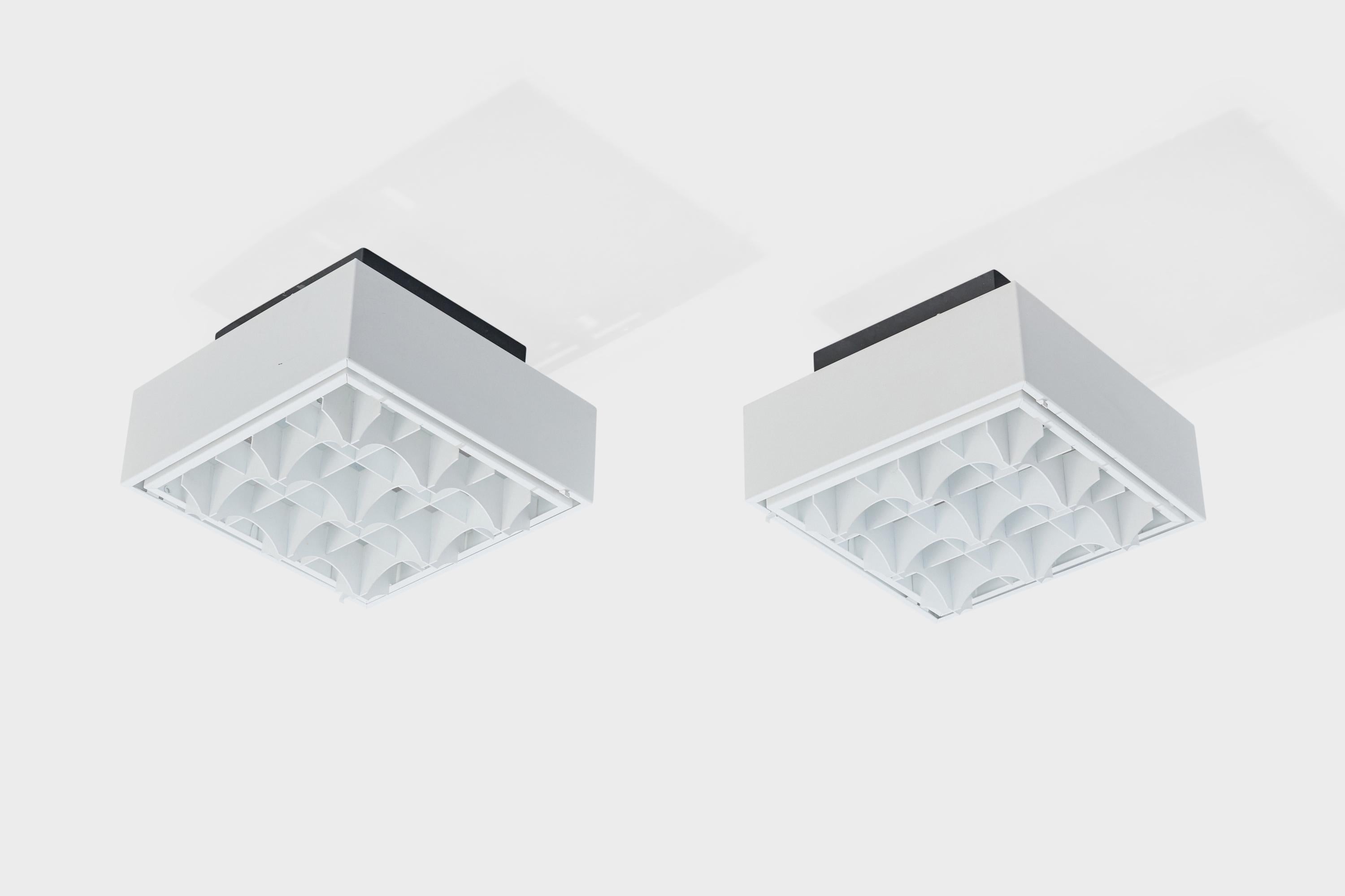 Paire d'encastrements en métal laqué noir et blanc produits par Falkenbergs Belysning, Suède, c. années 1970.

Dimensions globales (pouces) : 6.5 