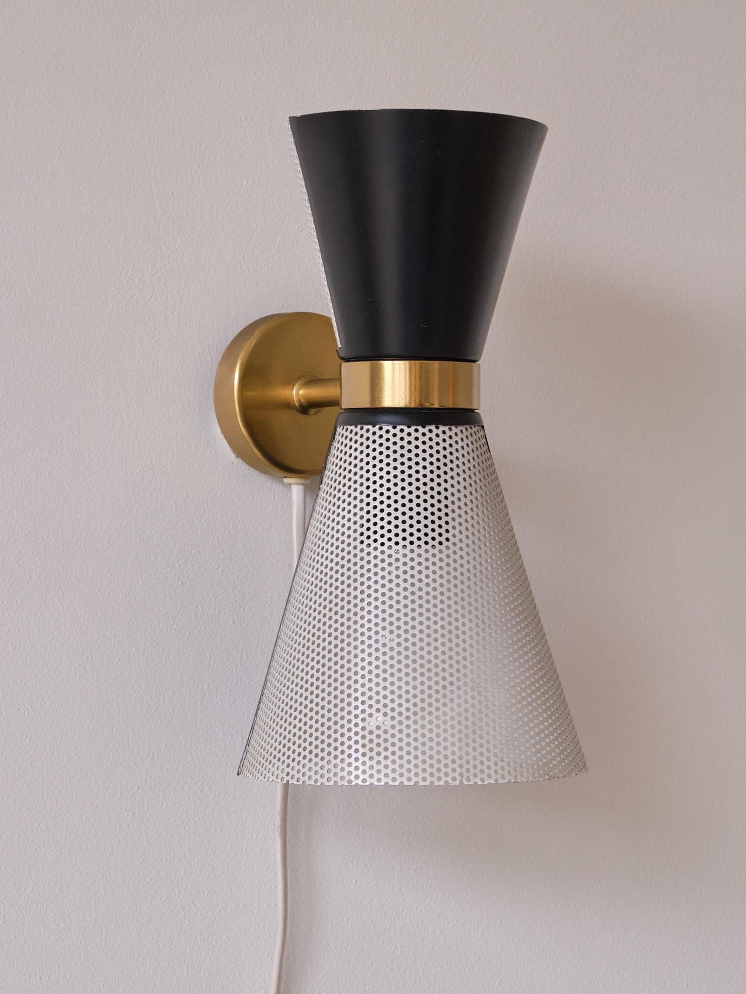 Falkenbergs Belysning Coppia di lampade da parete in bianco e nero, paralumi girevoli, anni '60 in vendita 3