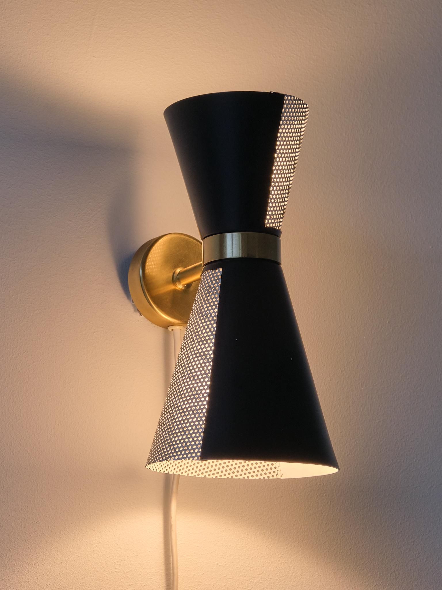 Falkenbergs Belysning Coppia di lampade da parete in bianco e nero, paralumi girevoli, anni '60 in vendita 4