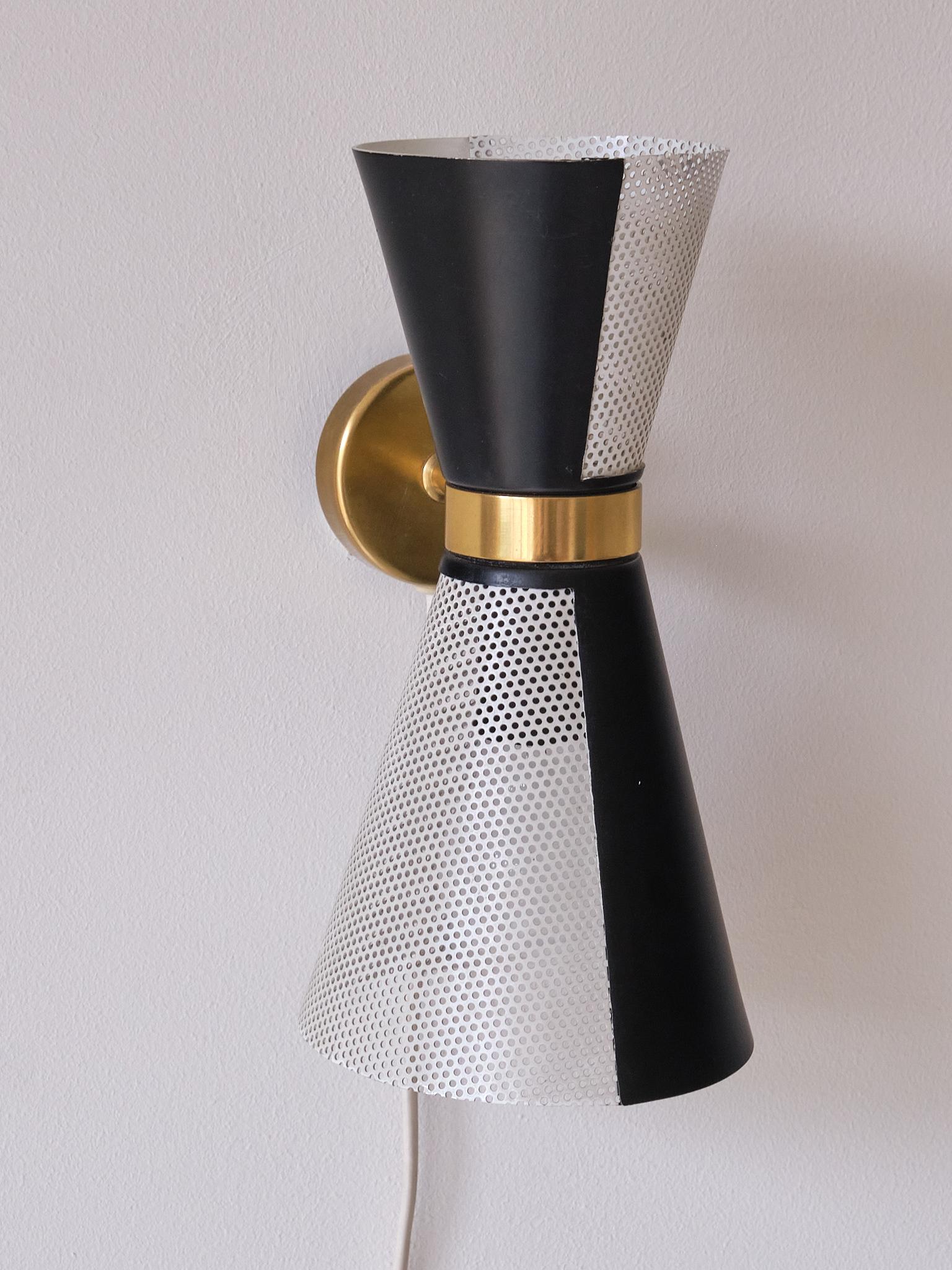 Falkenbergs Belysning Coppia di lampade da parete in bianco e nero, paralumi girevoli, anni '60 in vendita 5