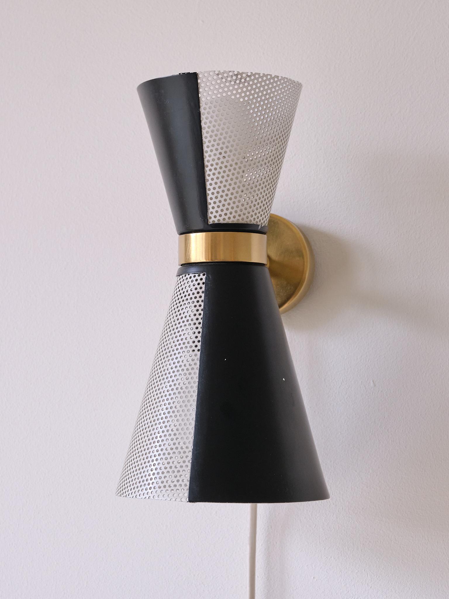 Falkenbergs Belysning Coppia di lampade da parete in bianco e nero, paralumi girevoli, anni '60 in vendita 6