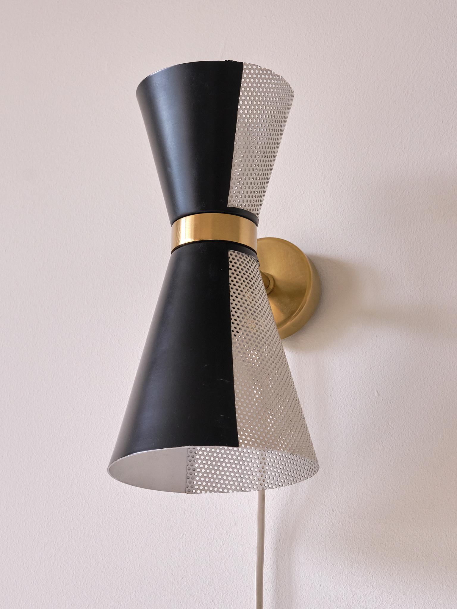 Falkenbergs Belysning Coppia di lampade da parete in bianco e nero, paralumi girevoli, anni '60 in vendita 7