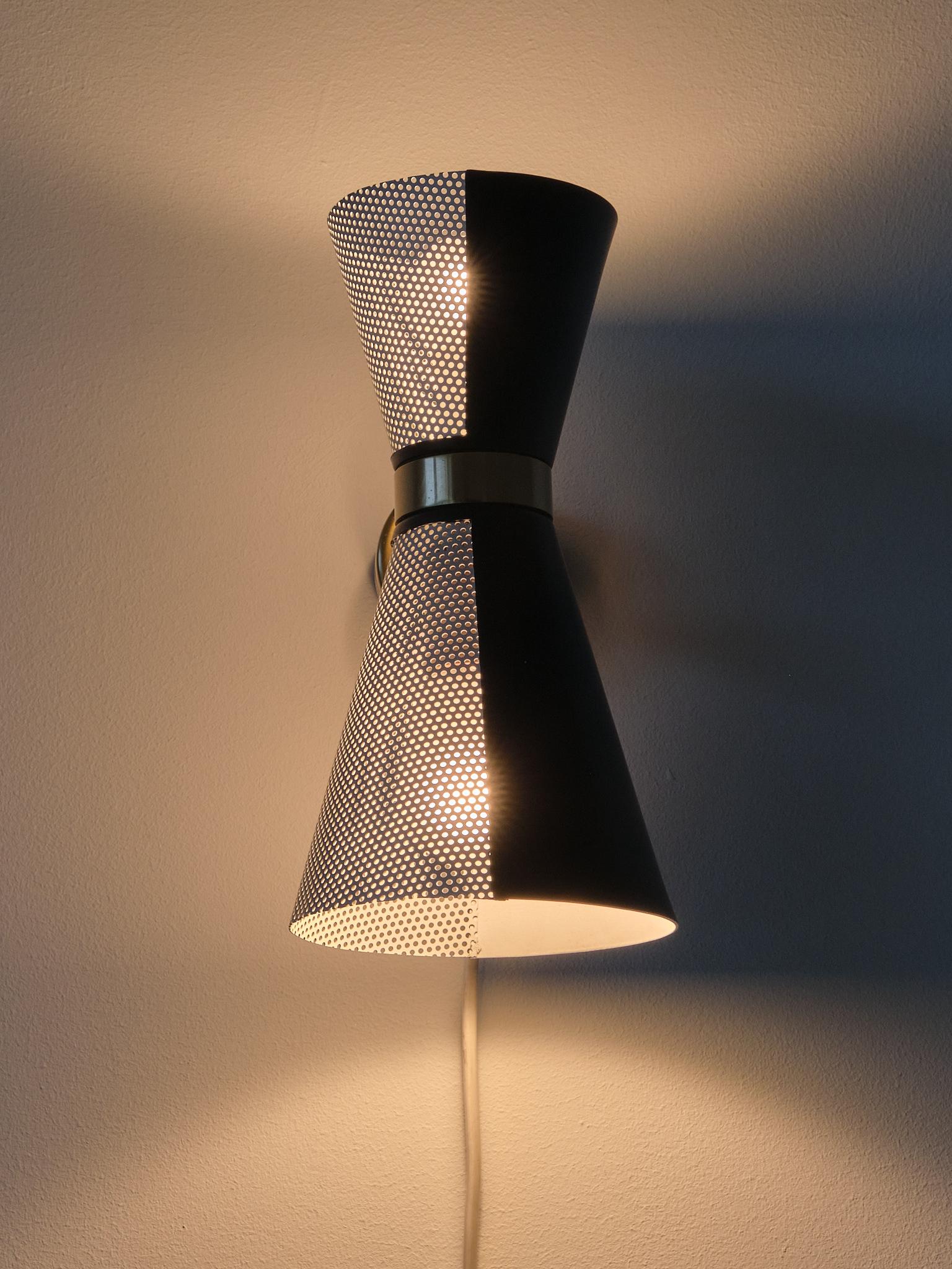 Falkenbergs Belysning Coppia di lampade da parete in bianco e nero, paralumi girevoli, anni '60 in vendita 8