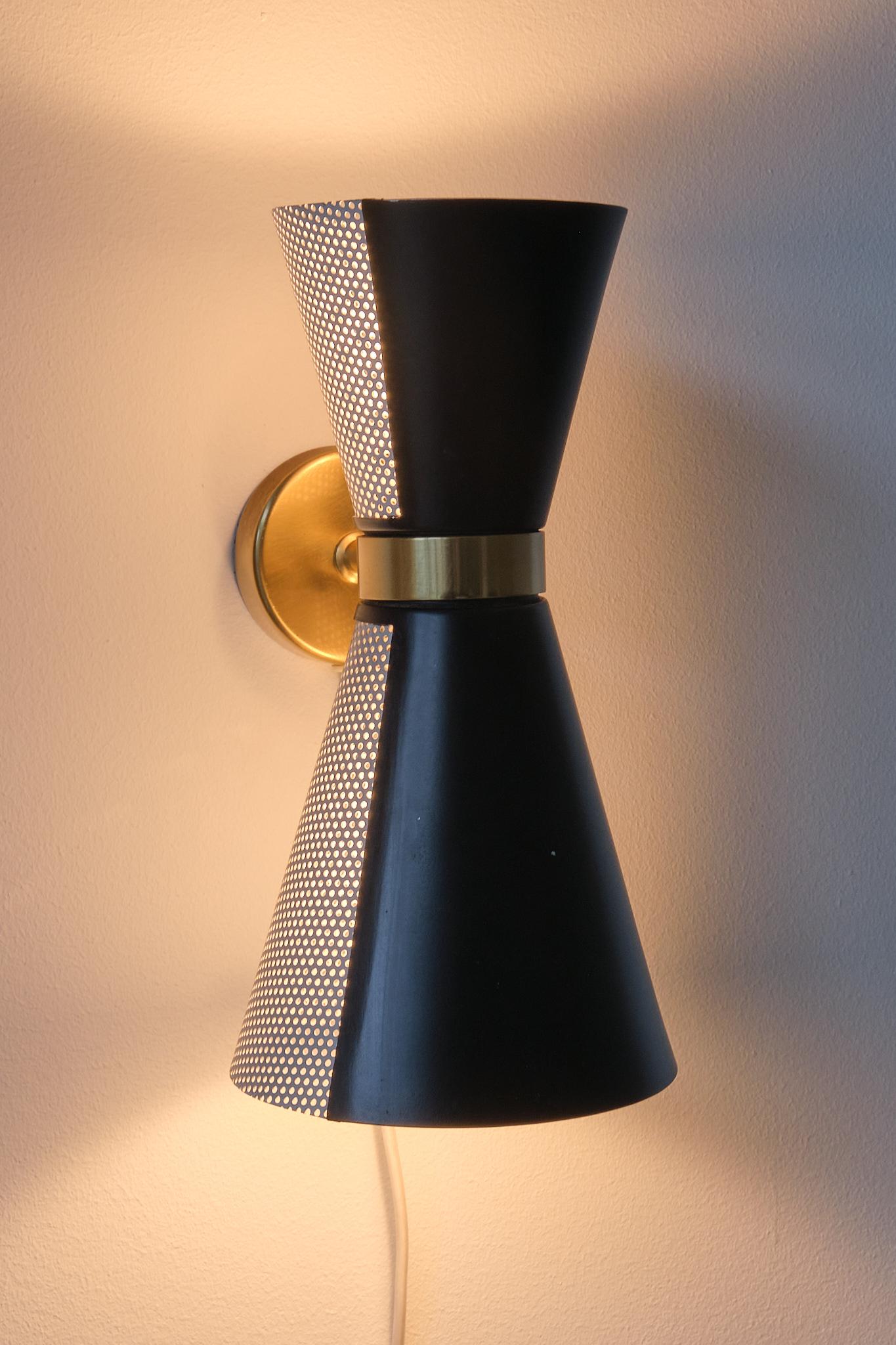 Falkenbergs Belysning Coppia di lampade da parete in bianco e nero, paralumi girevoli, anni '60 in vendita 9