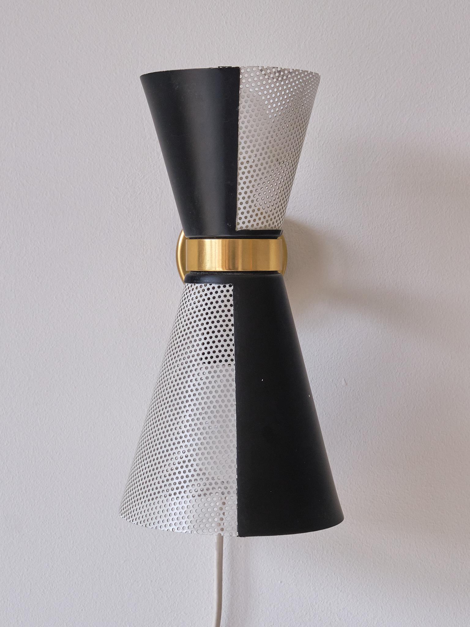 Questa rara coppia di applique fu prodotta da Falkenbergs Belysning in Svezia negli anni '60. Le lampade sono contrassegnate dalle iniziali del produttore 