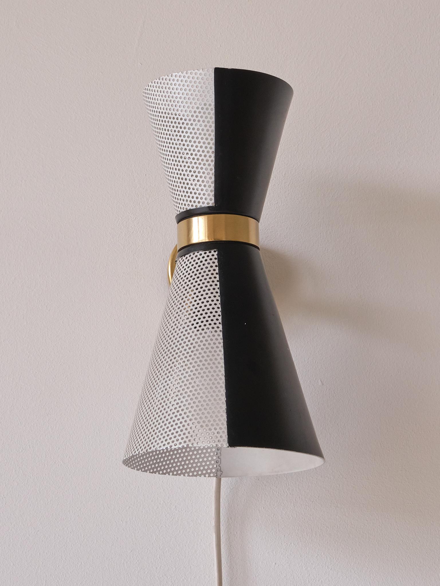 Scandinavo moderno Falkenbergs Belysning Coppia di lampade da parete in bianco e nero, paralumi girevoli, anni '60 in vendita