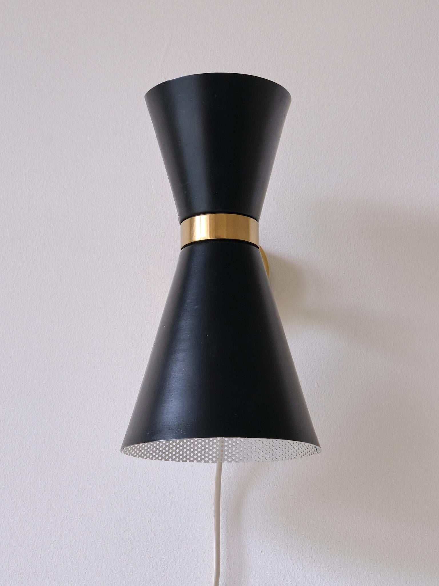 Svedese Falkenbergs Belysning Coppia di lampade da parete in bianco e nero, paralumi girevoli, anni '60 in vendita
