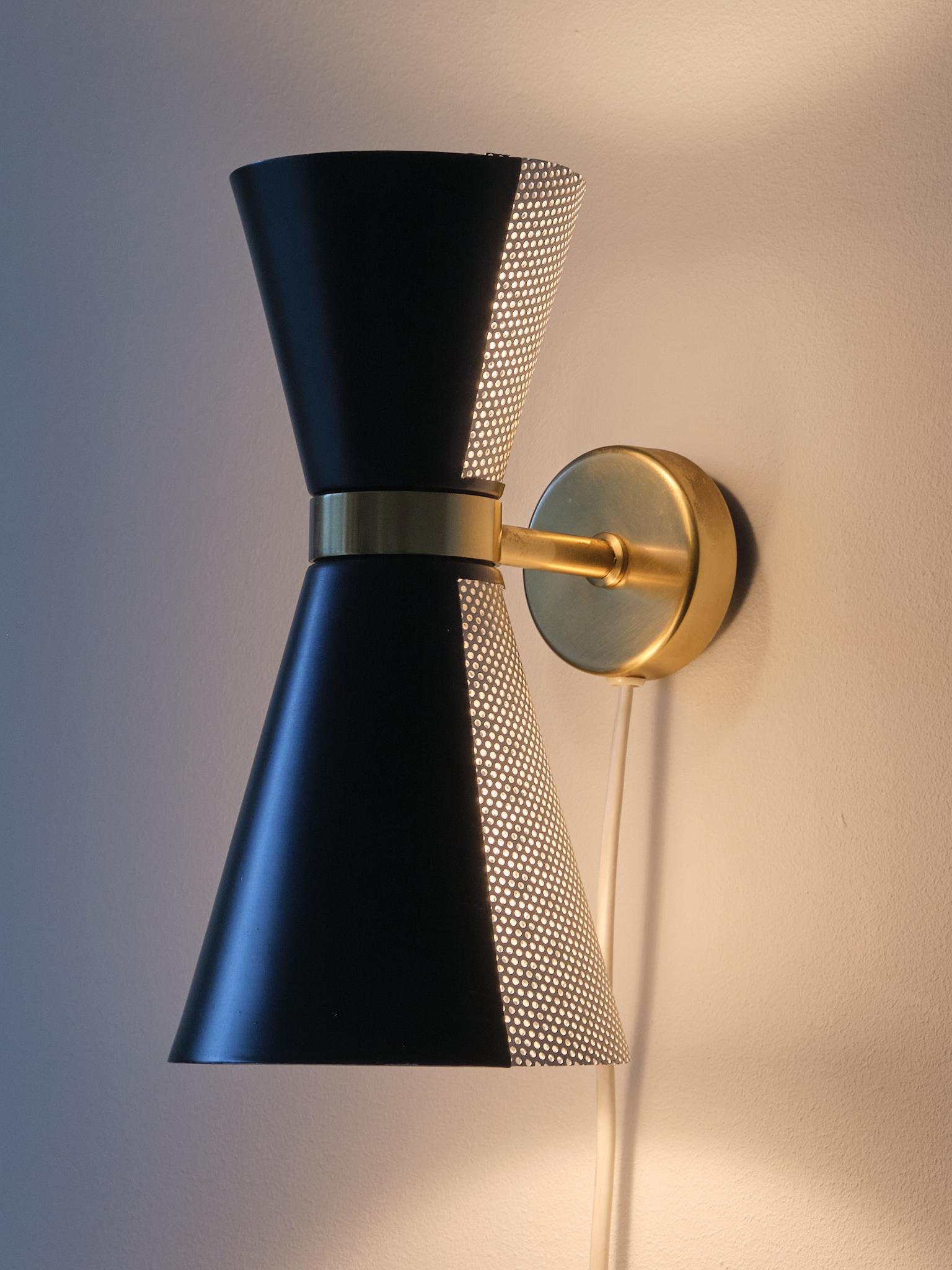 Falkenbergs Belysning Coppia di lampade da parete in bianco e nero, paralumi girevoli, anni '60 In condizioni buone in vendita a The Hague, NL