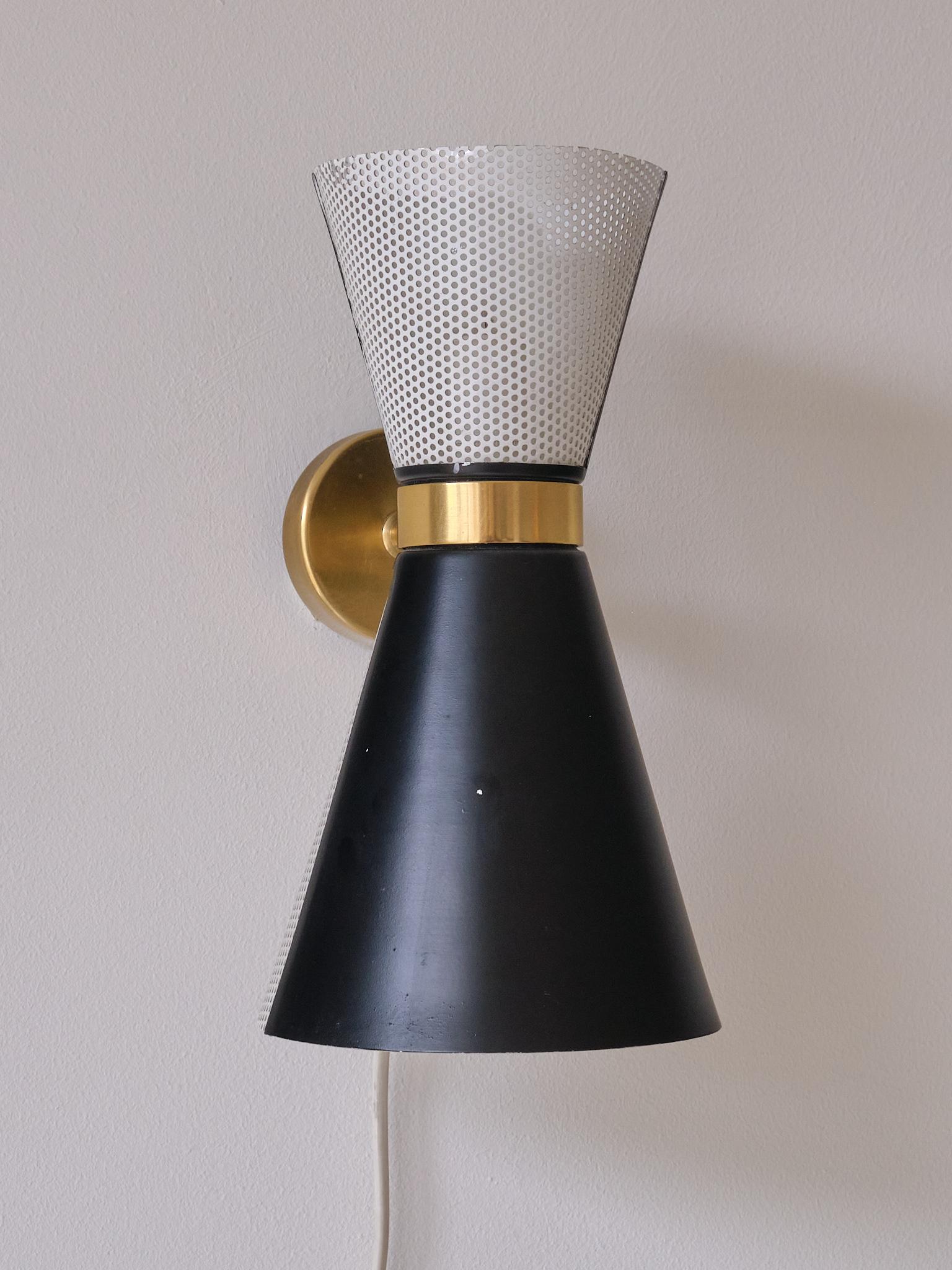 Metà XX secolo Falkenbergs Belysning Coppia di lampade da parete in bianco e nero, paralumi girevoli, anni '60 in vendita