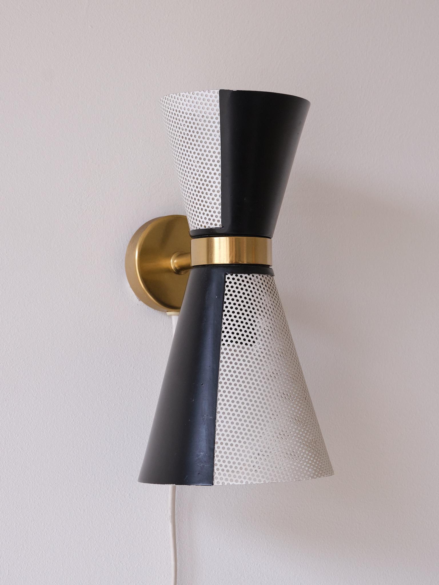 Metallo Falkenbergs Belysning Coppia di lampade da parete in bianco e nero, paralumi girevoli, anni '60 in vendita