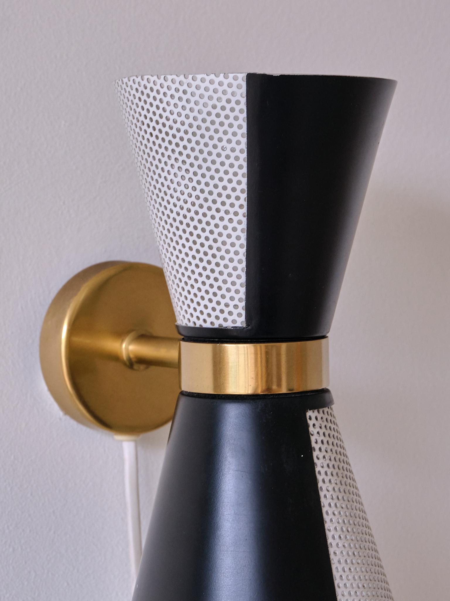 Falkenbergs Belysning Coppia di lampade da parete in bianco e nero, paralumi girevoli, anni '60 in vendita 1