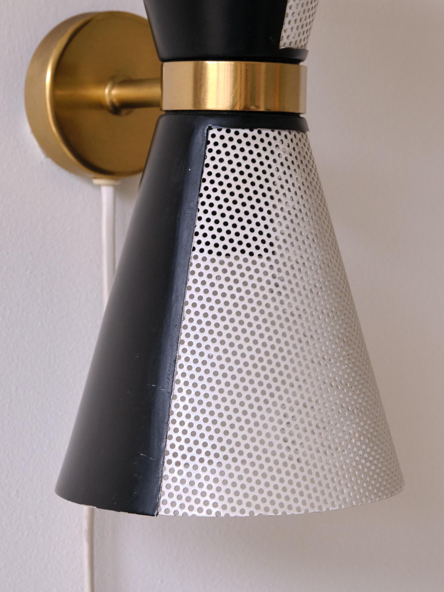 Falkenbergs Belysning Coppia di lampade da parete in bianco e nero, paralumi girevoli, anni '60 in vendita 2