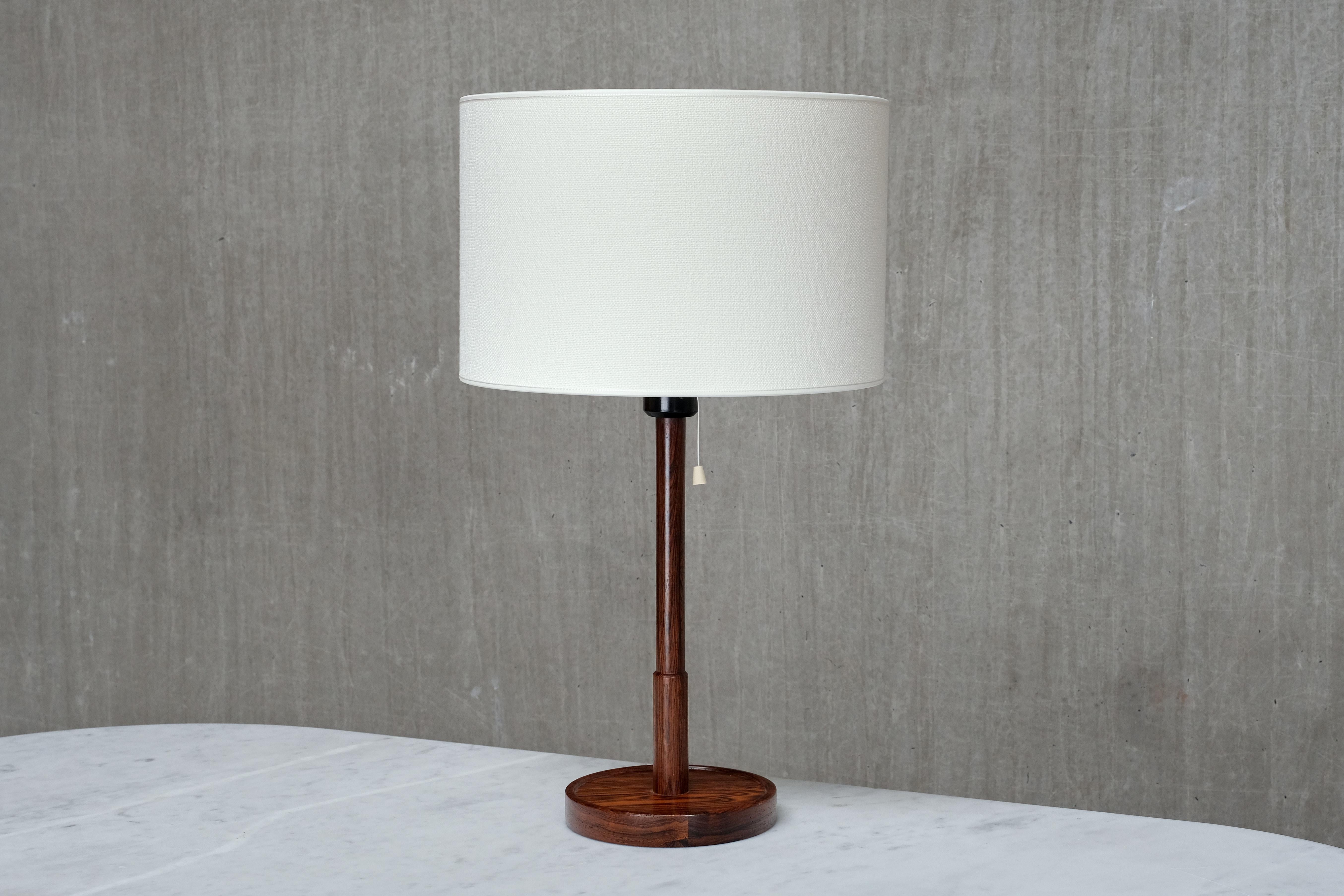 Cette lampe de table haute et rare a été produite par Falkenbergs Belysning en Suède dans les années 1950. Il porte la mention 