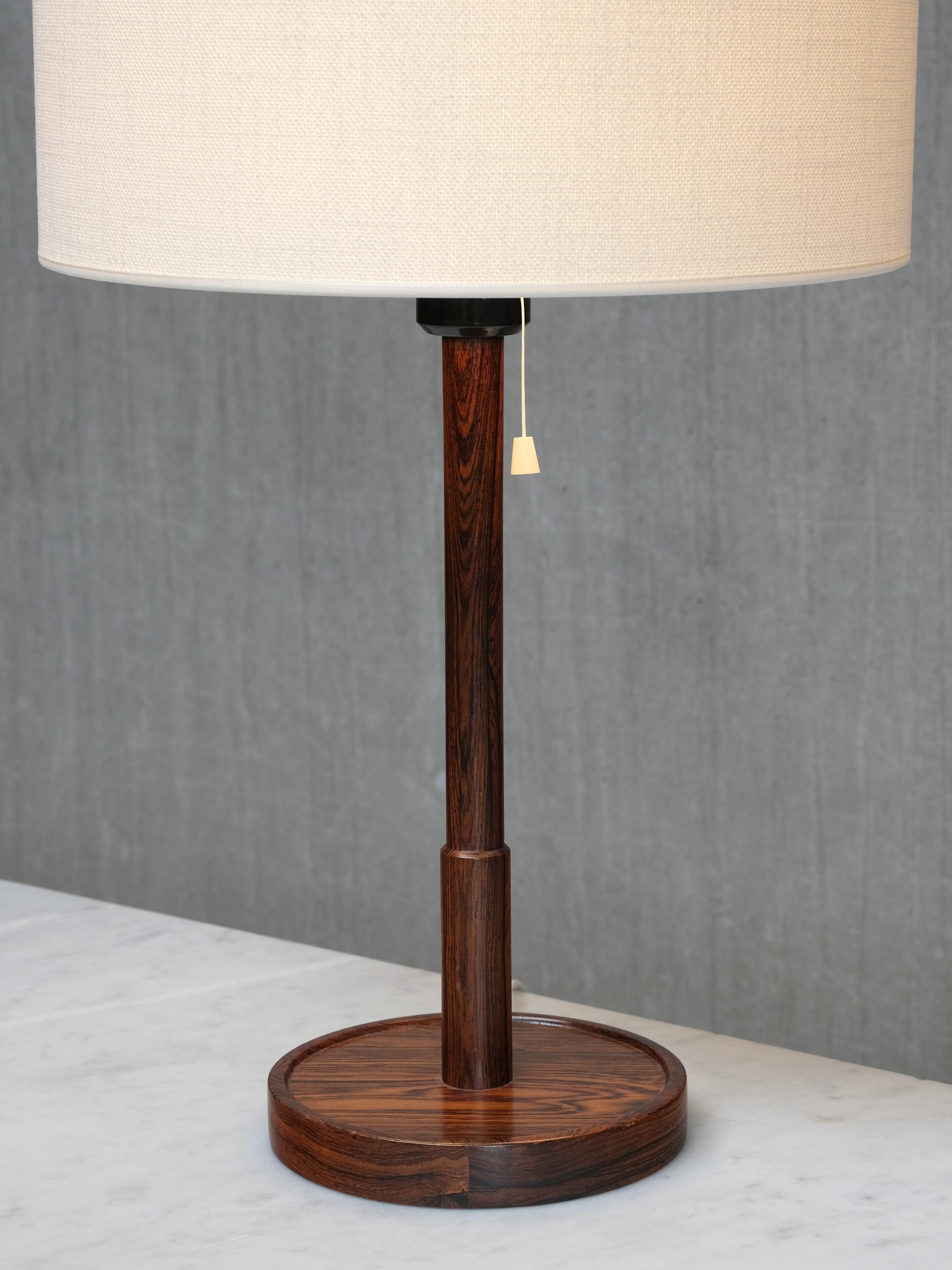 Suédois Lampe de table en bois de rose Falkenbergs Belysning, Model No 6120, Suède, années 1950 en vente