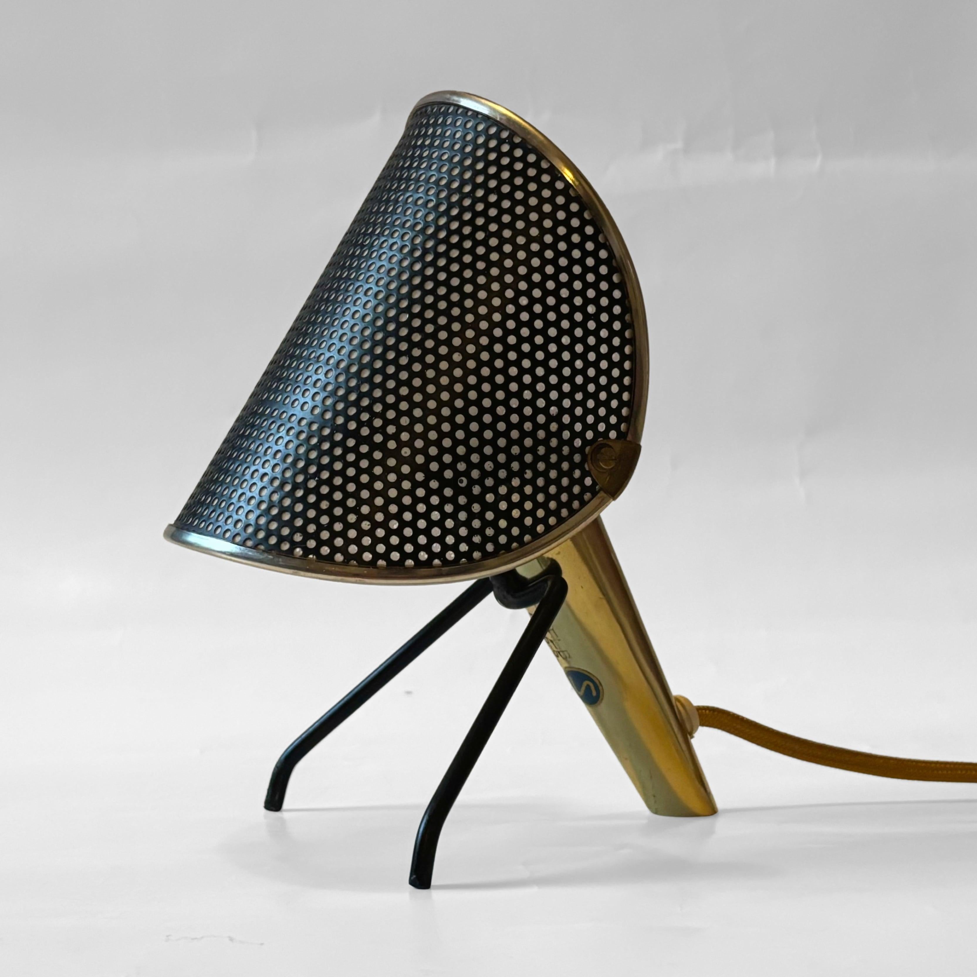 Remarquable lampe de table moderniste de petite taille, modèle 6166, conçue par le designer industriel d'origine tchèque Ernest 'Igl' Hofmann et produite par le célèbre fabricant de luminaires suédois Falkenbergs Belysning dans les années 1950. Son