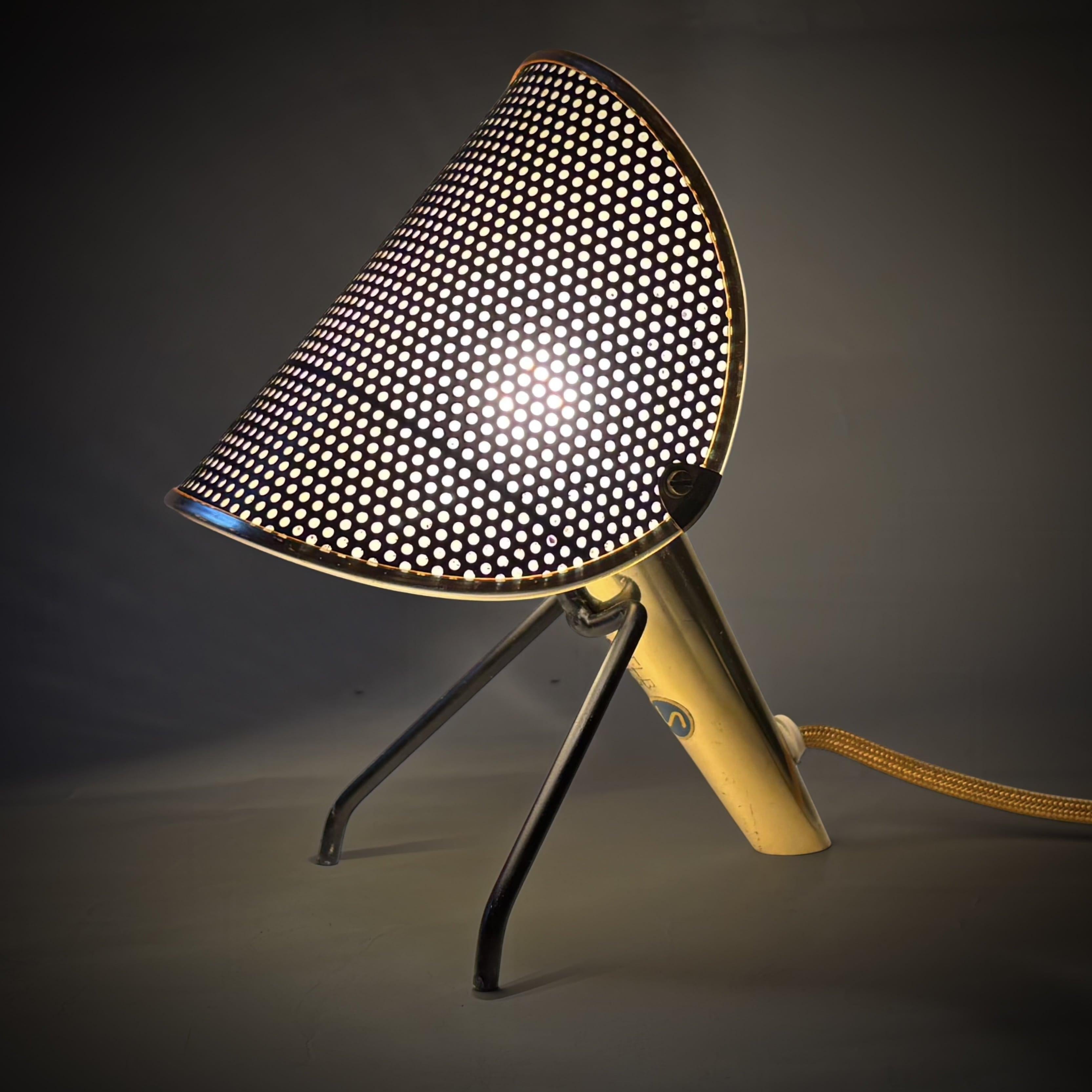 Mid-Century Modern Falkenbergs Belysning, lampe de table scandinave en laiton Grasshopper, Suède, années 1950 en vente