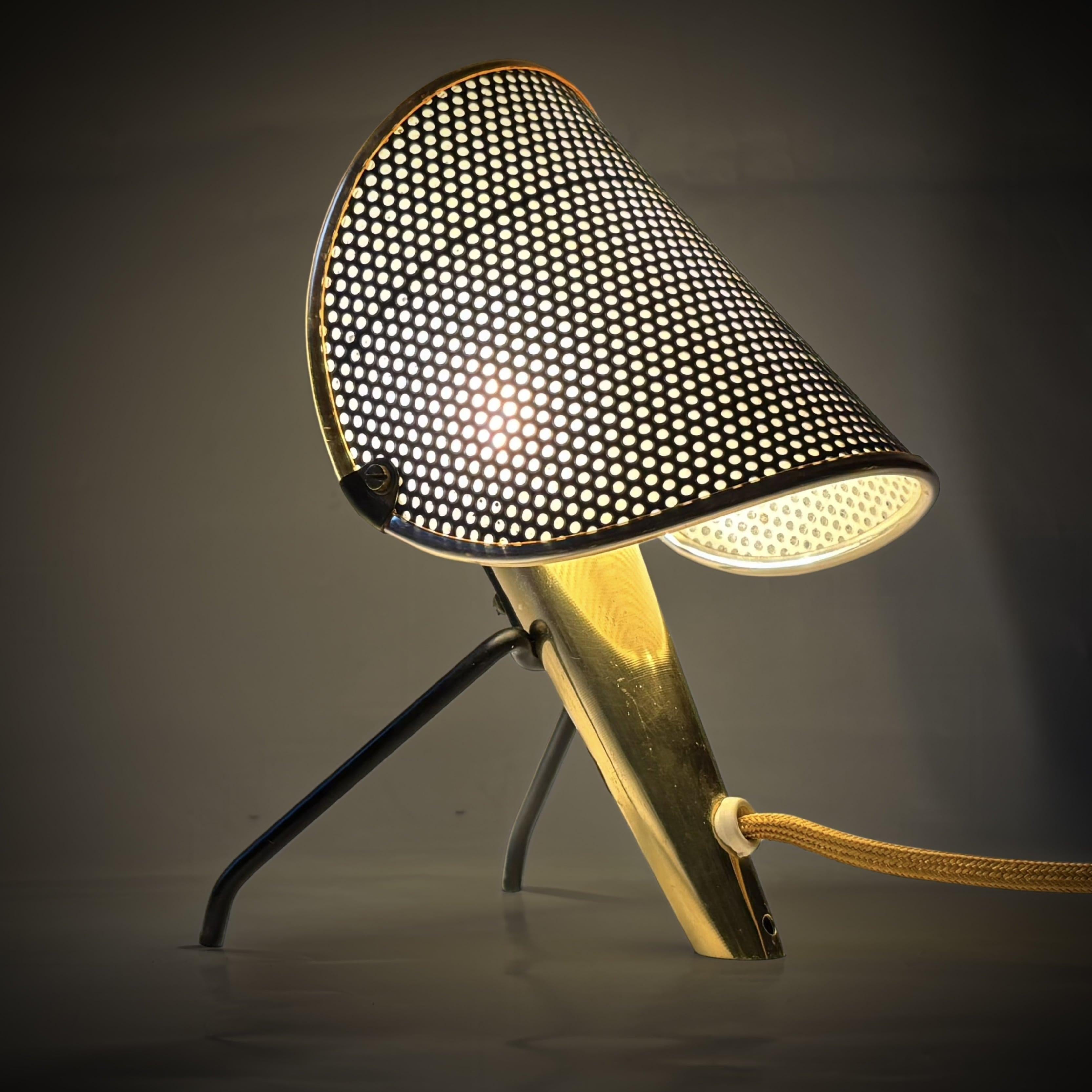 Milieu du XXe siècle Falkenbergs Belysning, lampe de table scandinave en laiton Grasshopper, Suède, années 1950 en vente
