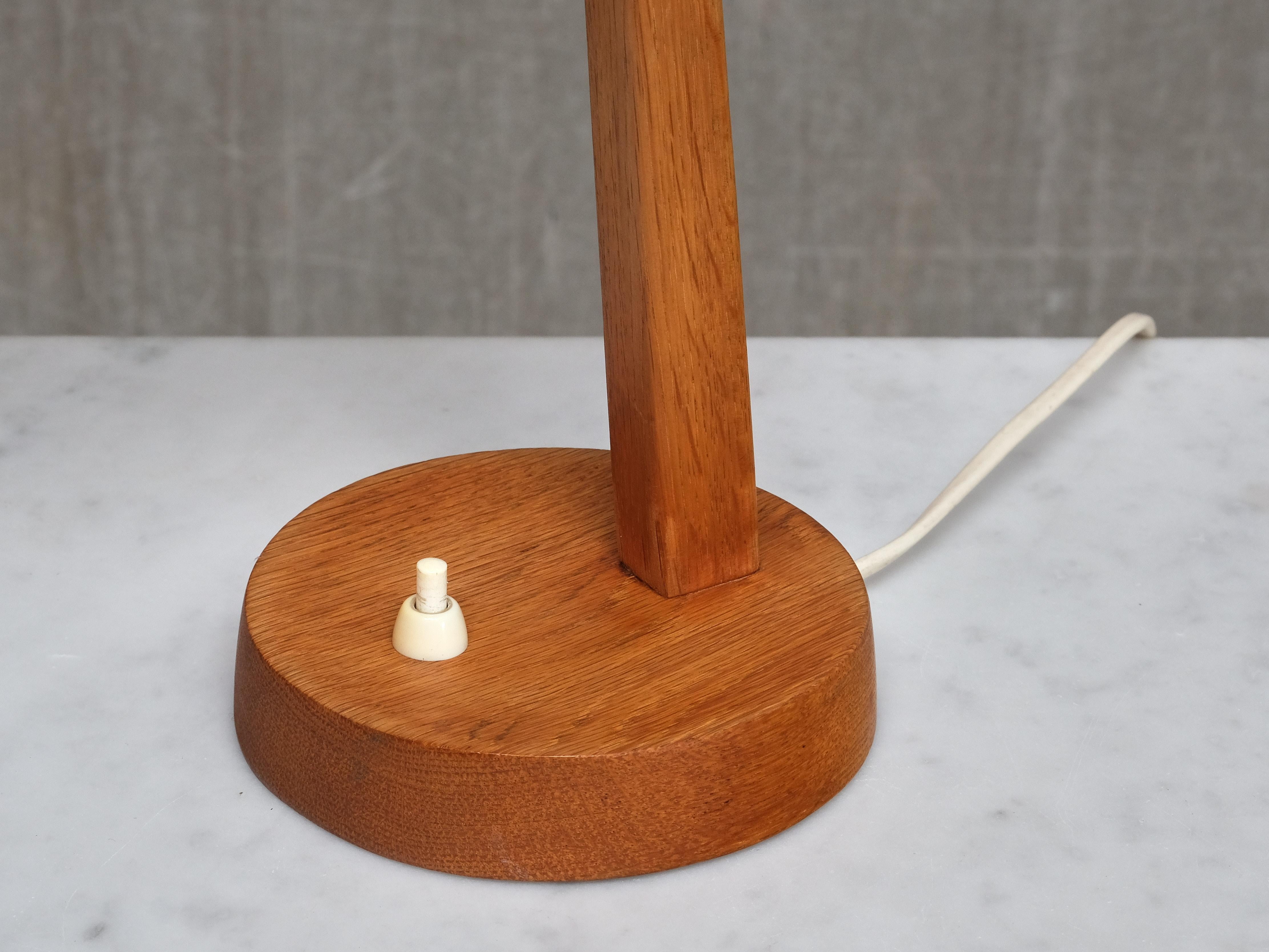 Falkenbergs Belysning Tisch-/Schreibtischlampe aus Eiche, Metall und Messing, Schweden, 1950er Jahre im Angebot 4