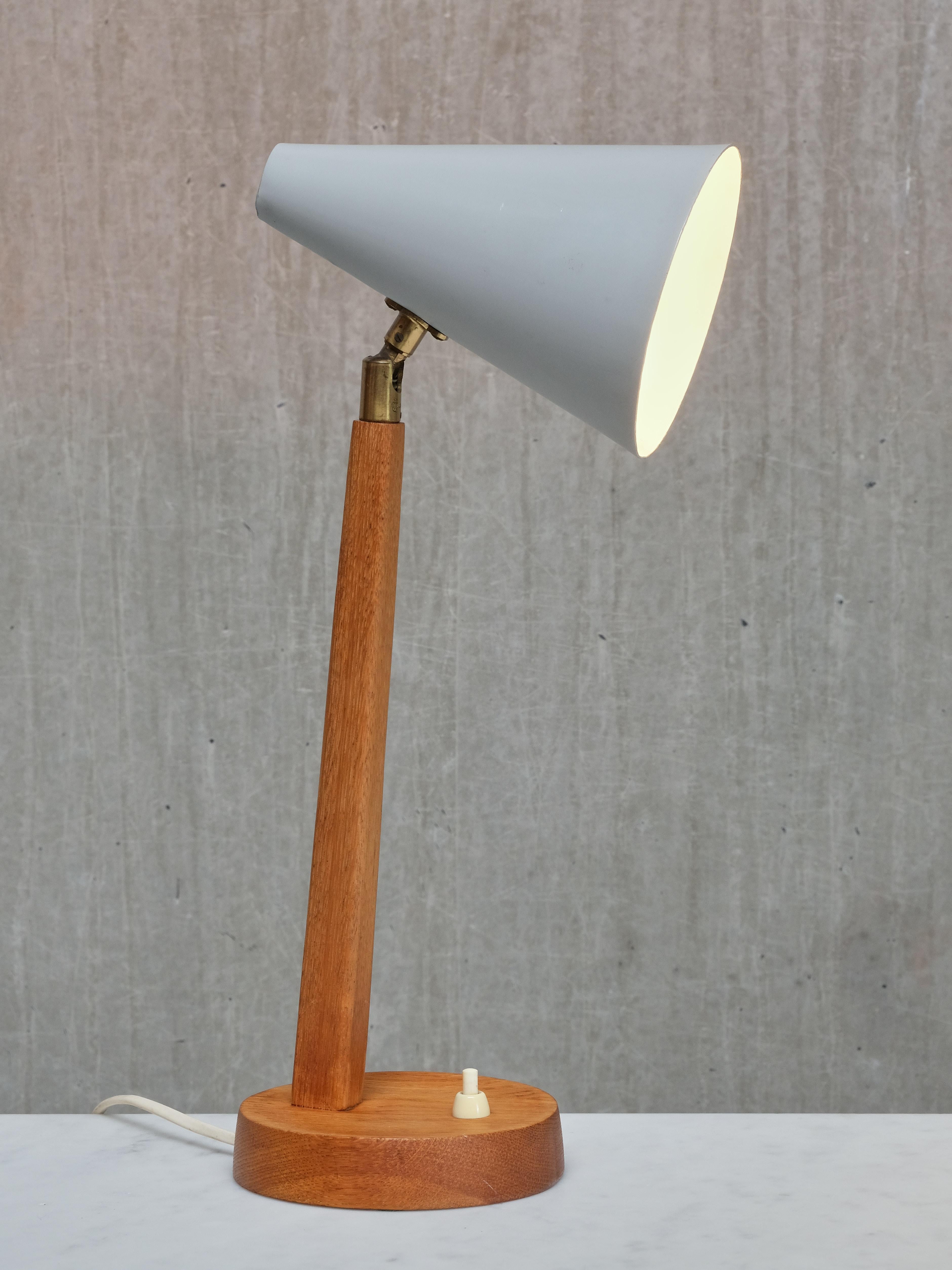Falkenbergs Belysning Tisch-/Schreibtischlampe aus Eiche, Metall und Messing, Schweden, 1950er Jahre im Angebot 5