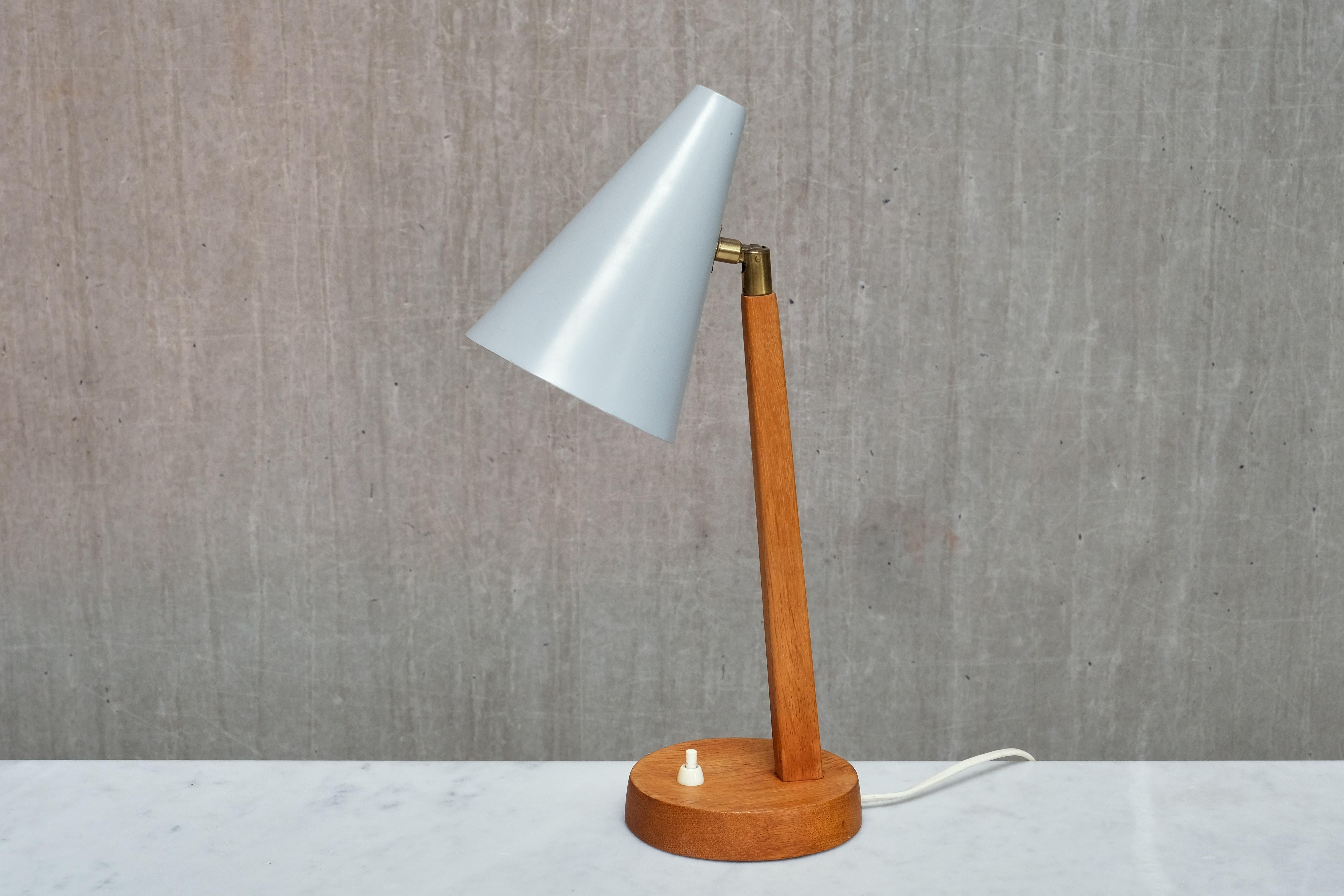 Falkenbergs Belysning Tisch-/Schreibtischlampe aus Eiche, Metall und Messing, Schweden, 1950er Jahre im Angebot 6