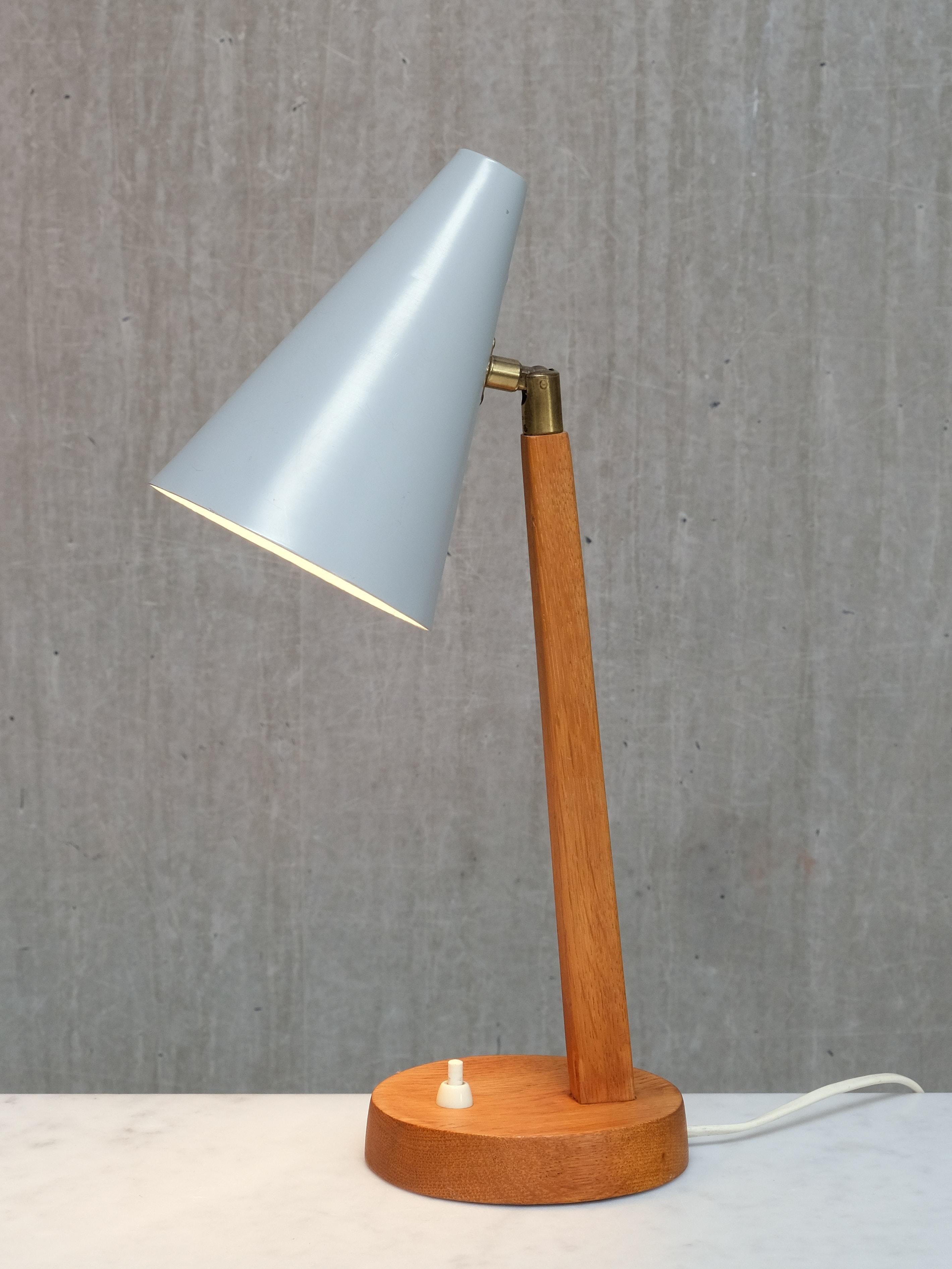Diese auffällige Tischleuchte, ein elegantes Beispiel für schwedisches modernes Design, wurde von Falkenbergs Belysning in den späten 1950er Jahren hergestellt.

Das Design wird durch das Gestell aus massiver Eiche bestimmt, das aus einer runden