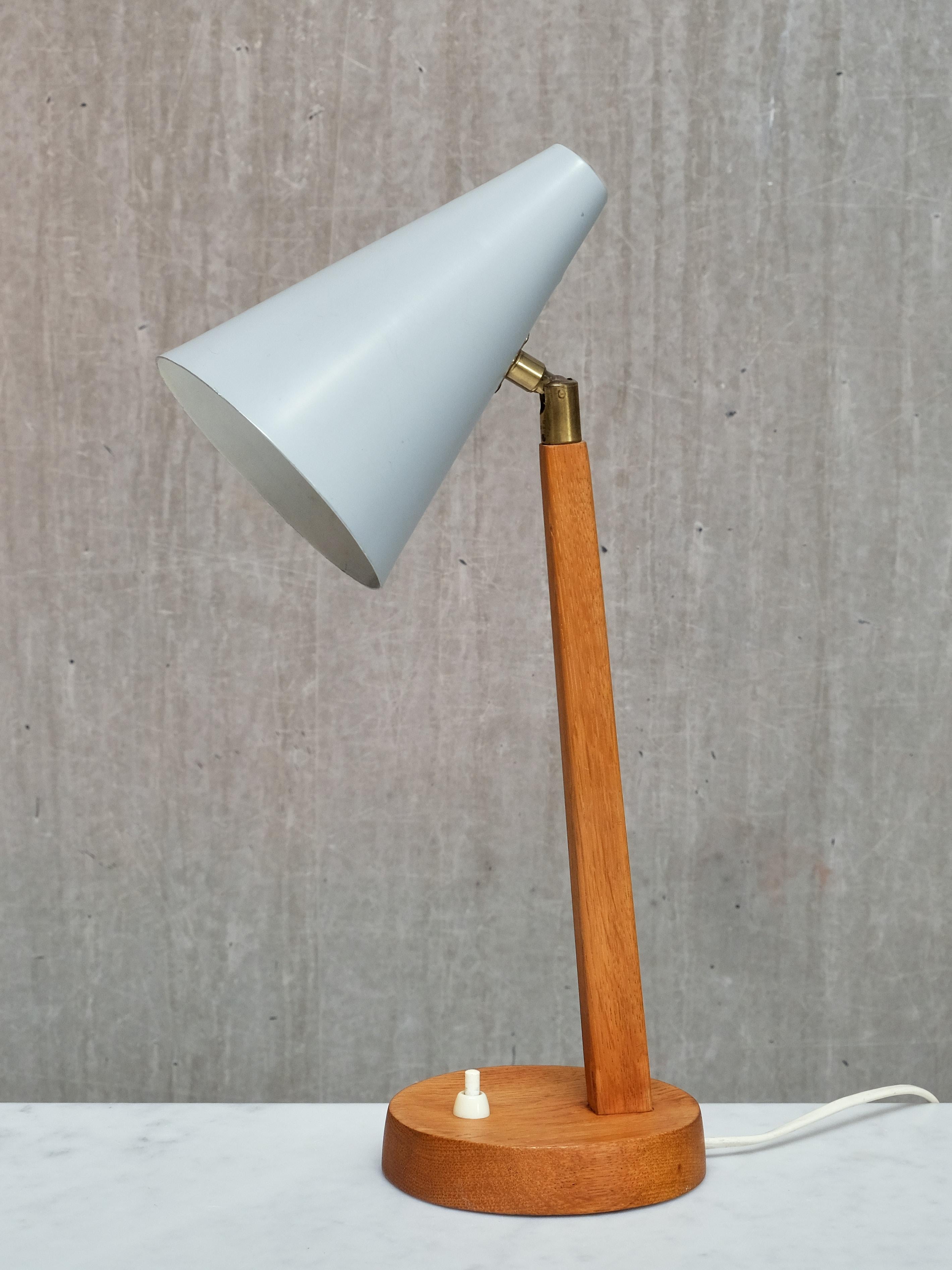 Falkenbergs Belysning Tisch-/Schreibtischlampe aus Eiche, Metall und Messing, Schweden, 1950er Jahre (Skandinavische Moderne) im Angebot