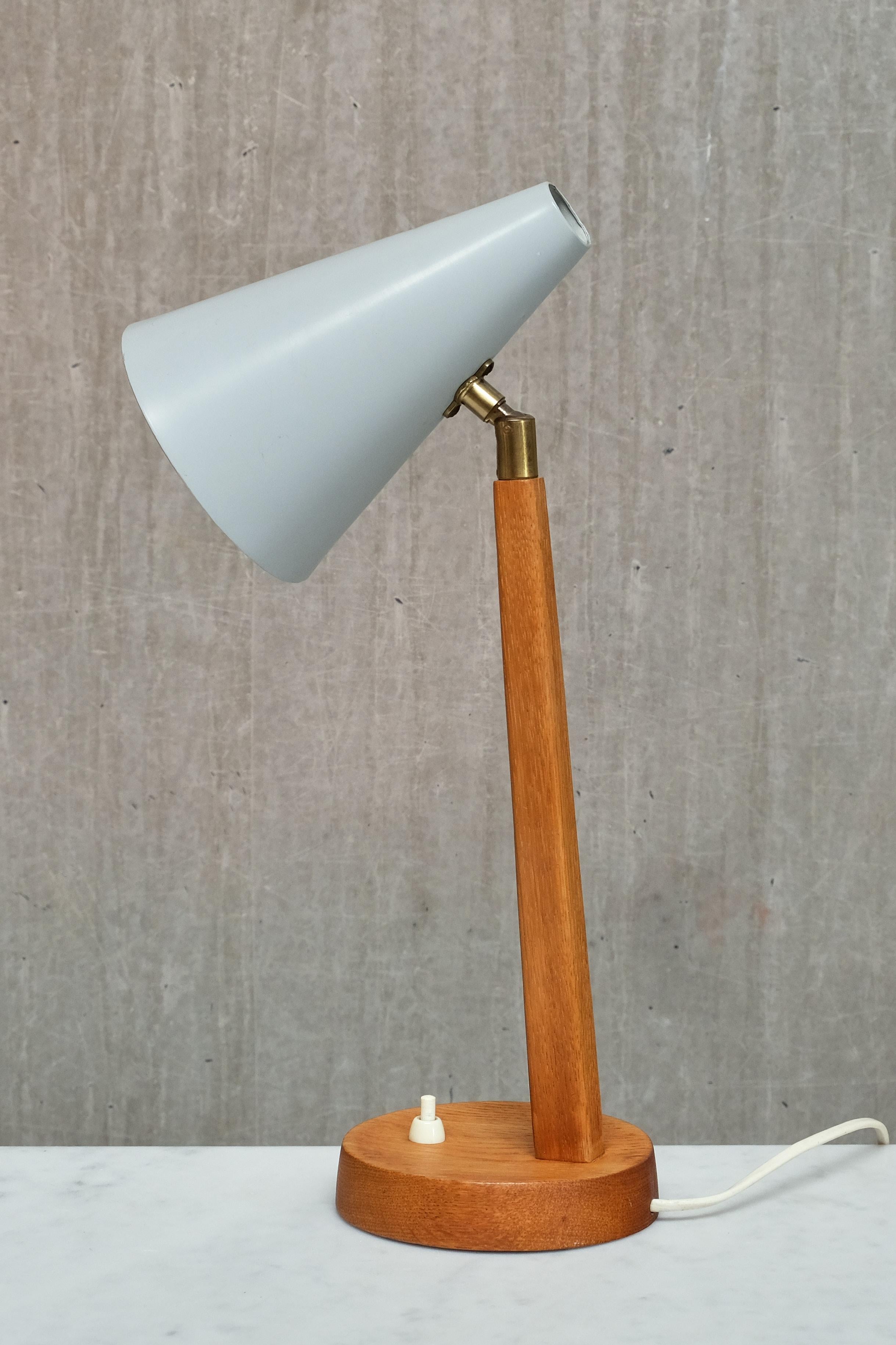 Falkenbergs Belysning Tisch-/Schreibtischlampe aus Eiche, Metall und Messing, Schweden, 1950er Jahre (Schwedisch) im Angebot