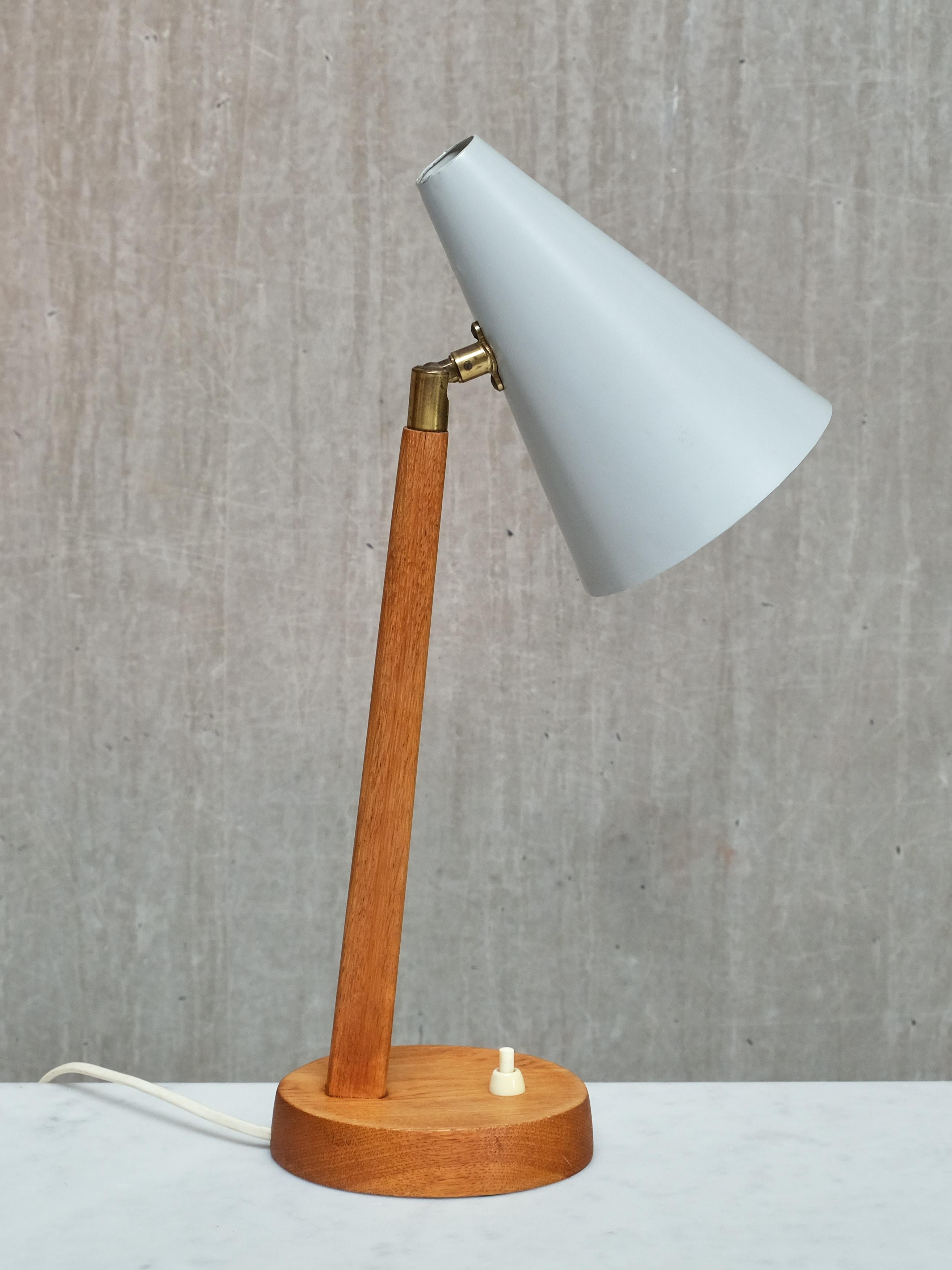 Falkenbergs Belysning Tisch-/Schreibtischlampe aus Eiche, Metall und Messing, Schweden, 1950er Jahre im Zustand „Gut“ im Angebot in The Hague, NL