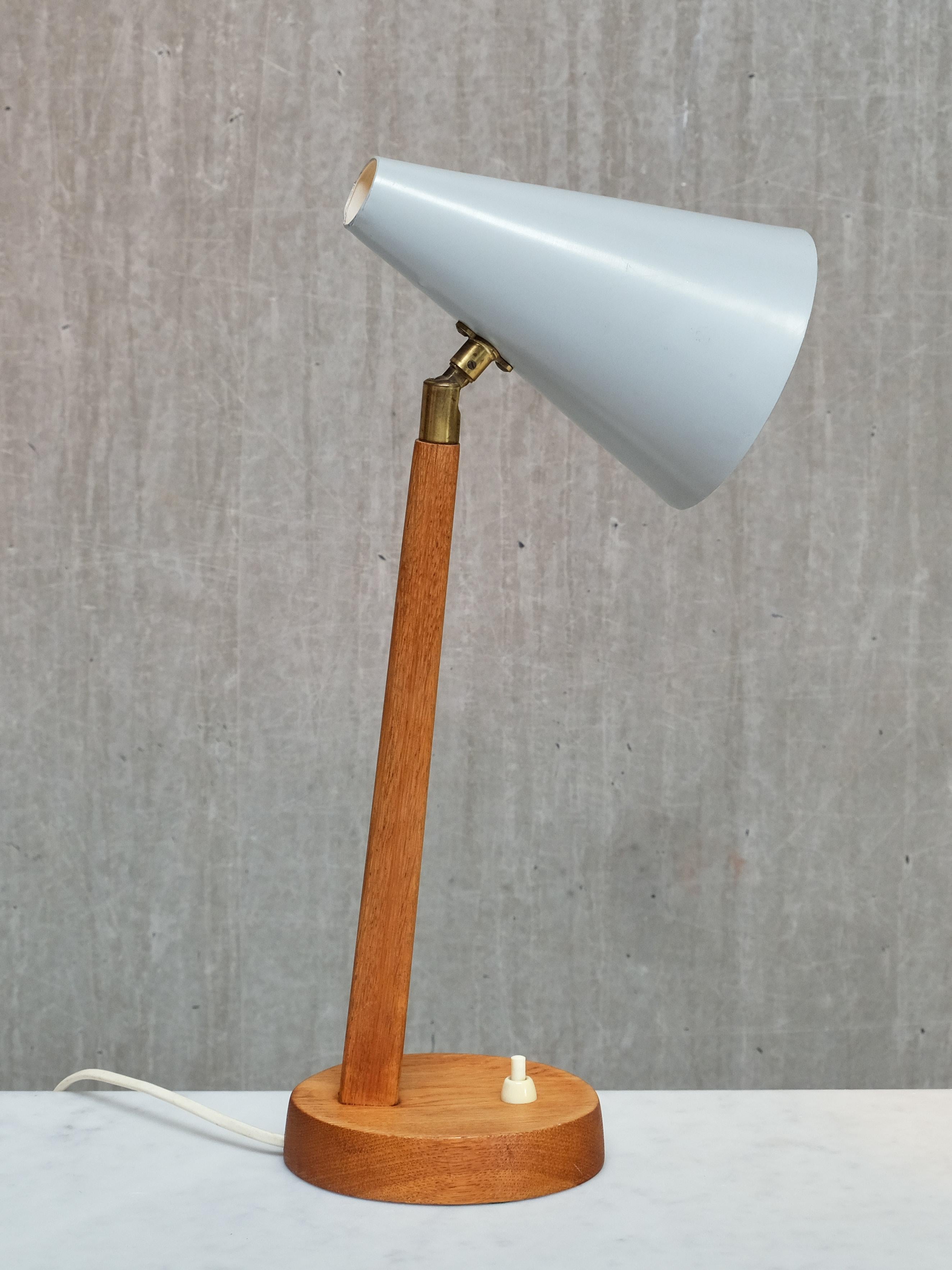 Falkenbergs Belysning Tisch-/Schreibtischlampe aus Eiche, Metall und Messing, Schweden, 1950er Jahre (Mitte des 20. Jahrhunderts) im Angebot