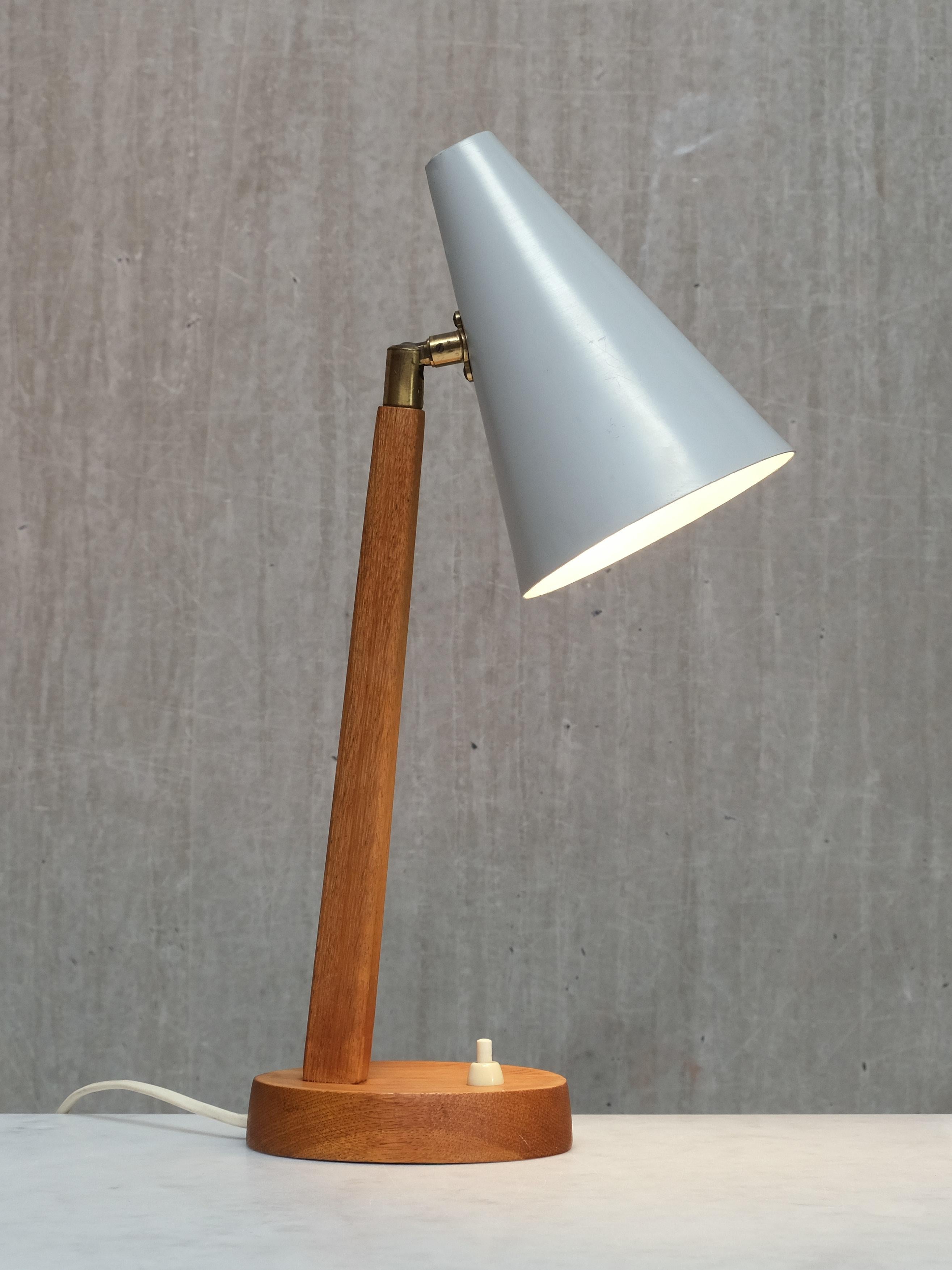 Falkenbergs Belysning Tisch-/Schreibtischlampe aus Eiche, Metall und Messing, Schweden, 1950er Jahre im Angebot 1