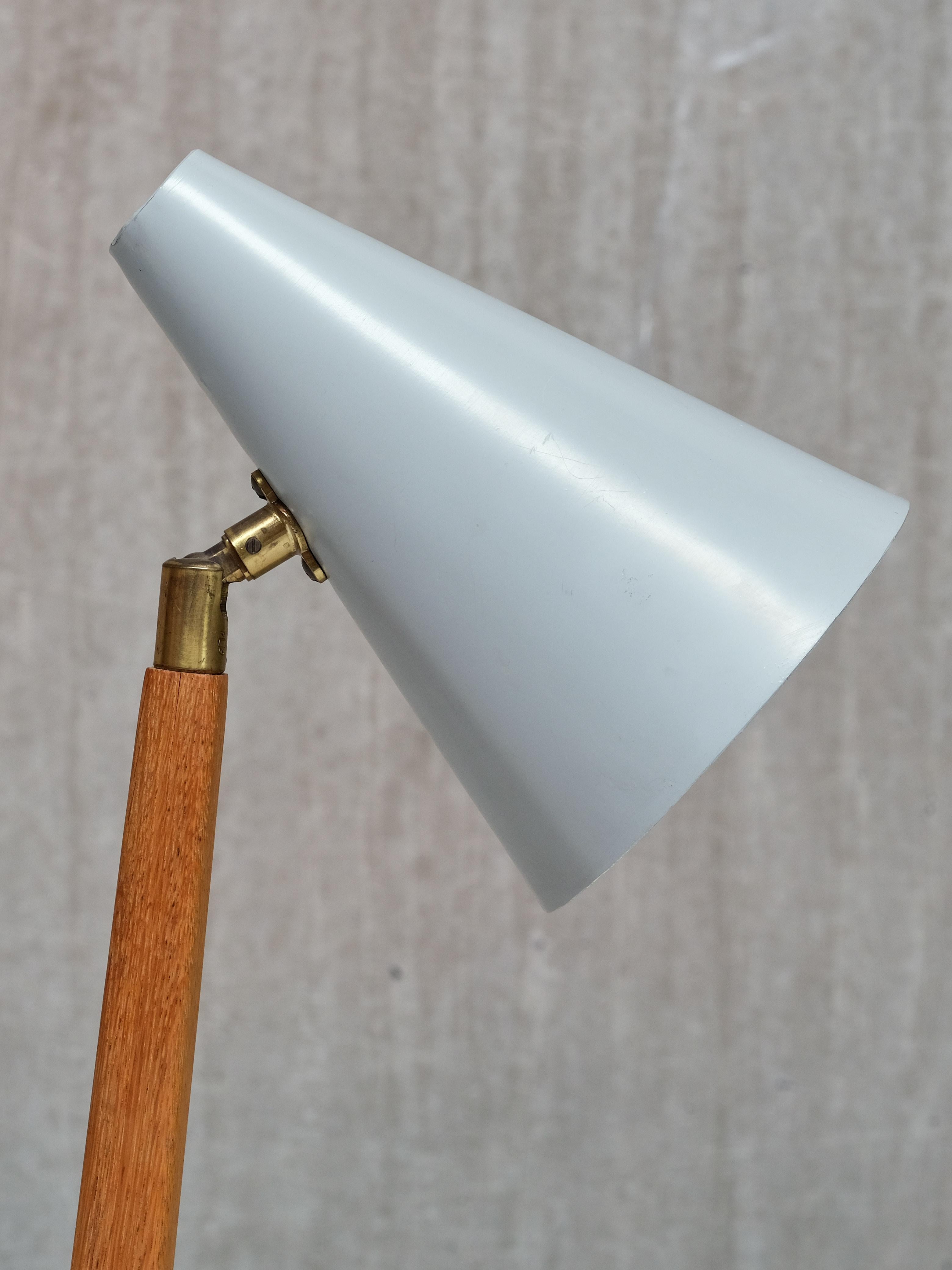 Falkenbergs Belysning Tisch-/Schreibtischlampe aus Eiche, Metall und Messing, Schweden, 1950er Jahre im Angebot 2
