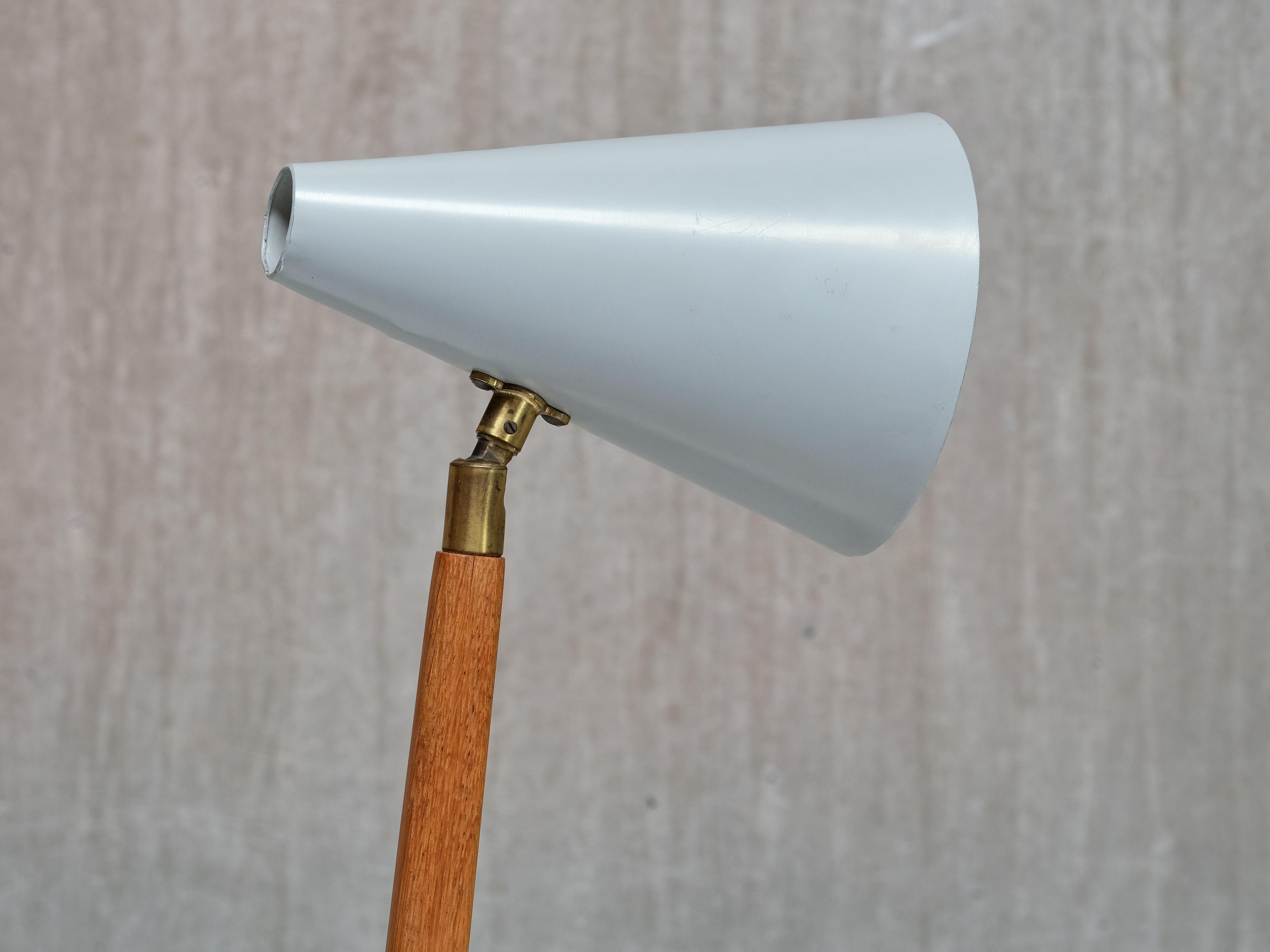 Falkenbergs Belysning Tisch-/Schreibtischlampe aus Eiche, Metall und Messing, Schweden, 1950er Jahre im Angebot 3