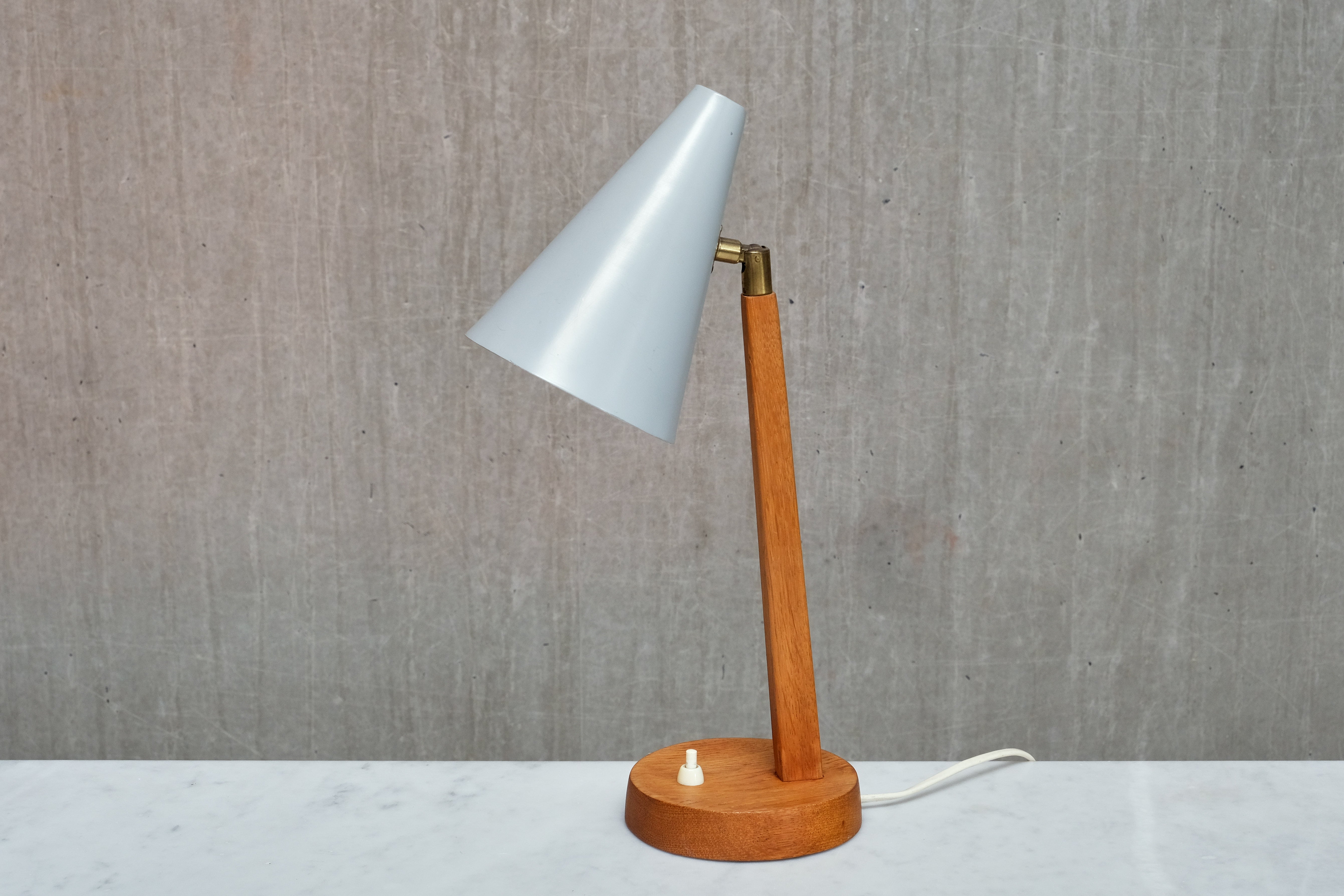Falkenbergs Belysning Tisch-/Schreibtischlampe aus Eiche, Metall und Messing, Schweden, 1950er Jahre im Angebot