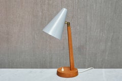 Falkenbergs Belysning Tisch-/Schreibtischlampe aus Eiche, Metall und Messing, Schweden, 1950er Jahre