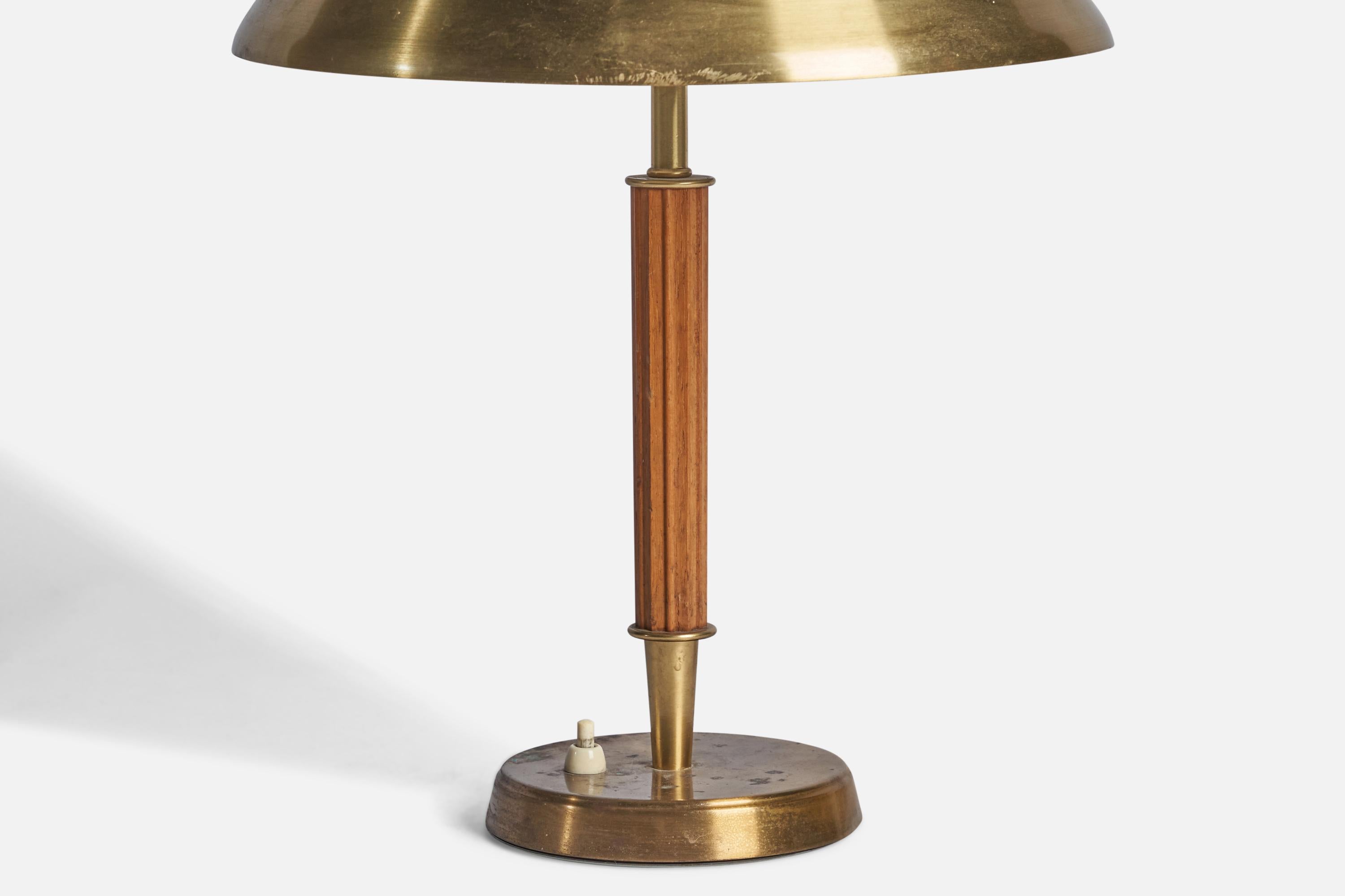 Falkenbergs Belysning, Table Lamp, Brass, Oak, Sweden, 1940s In Fair Condition For Sale In High Point, NC