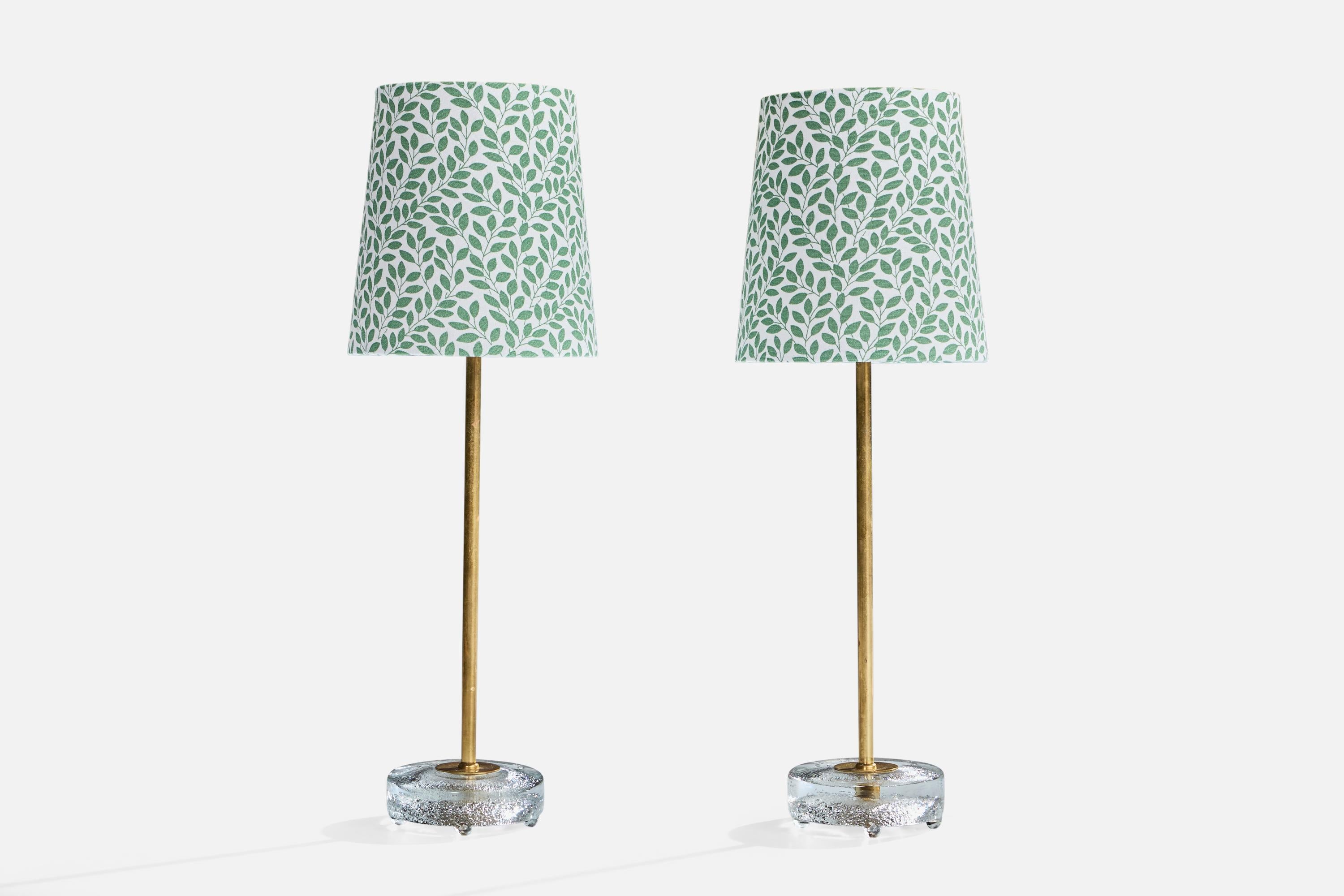 Abat-jour en laiton, verre et tissu imprimé en vert produit par Falkenbergs Belysning, Suède, C.C.

Les abat-jour ont été remplacés à un moment donné de l'histoire.

Dimensions de la lampe avec abat-jour (pouces) : 17.75 