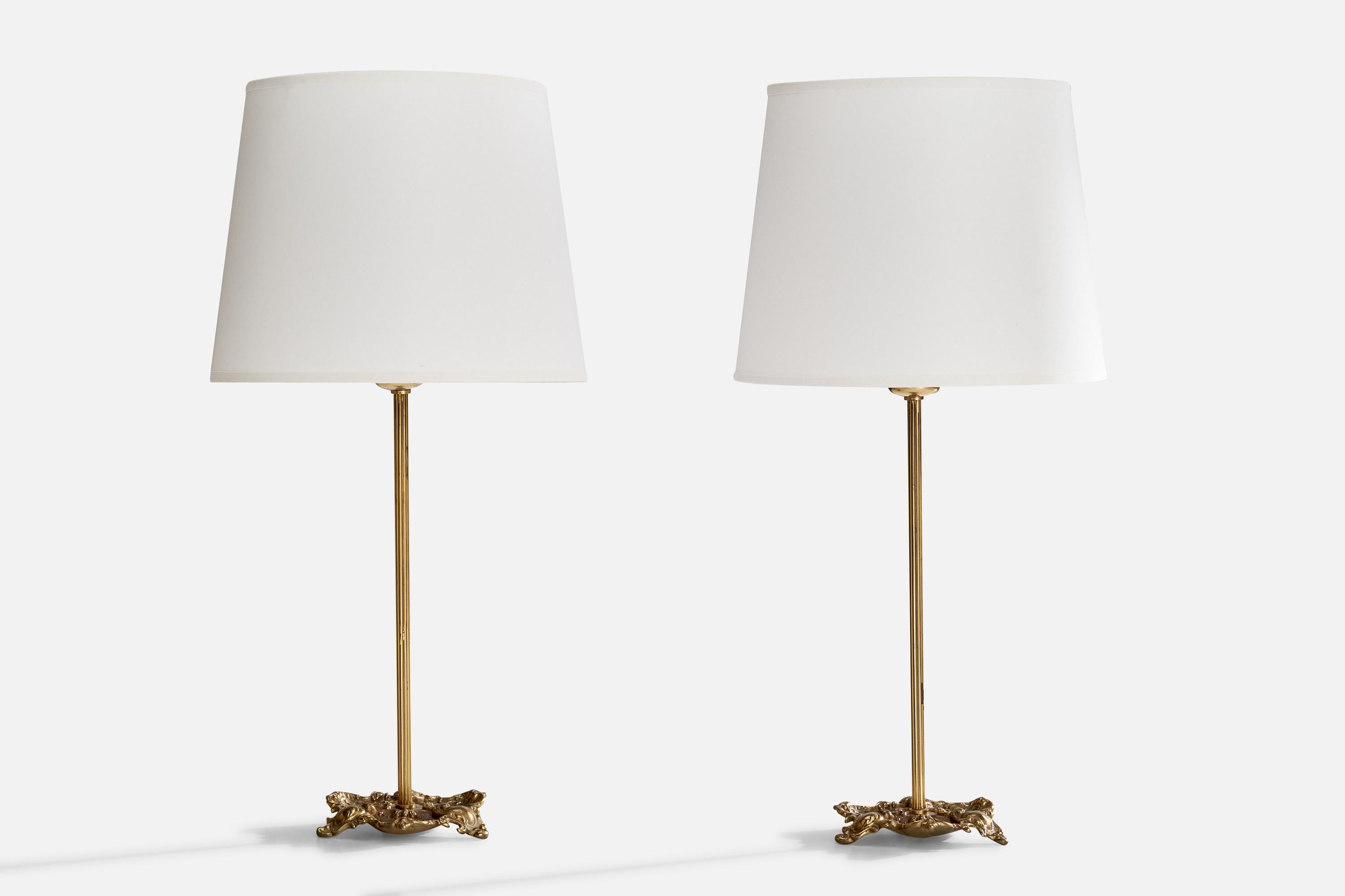Paire de lampes de table en laiton produites par Falkenbergs Belysning, Suède, c. 1960.

Dimensions de la lampe (pouces) : 15.375
