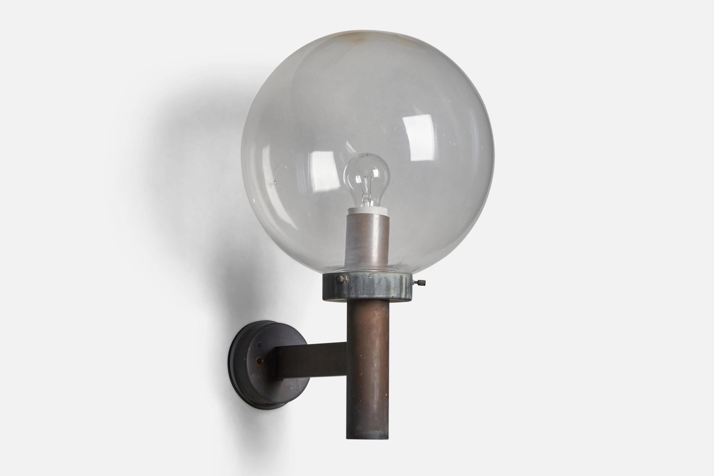 A sizeable copper and acrylic wall light designed and produced by Falkenbergs Belysning, Sweden, 1960s.

Overall Dimensions (inches): 20” H x 13” W x 14” D
Bulb Specifications: E-26 Bulb
Number of Sockets: 1