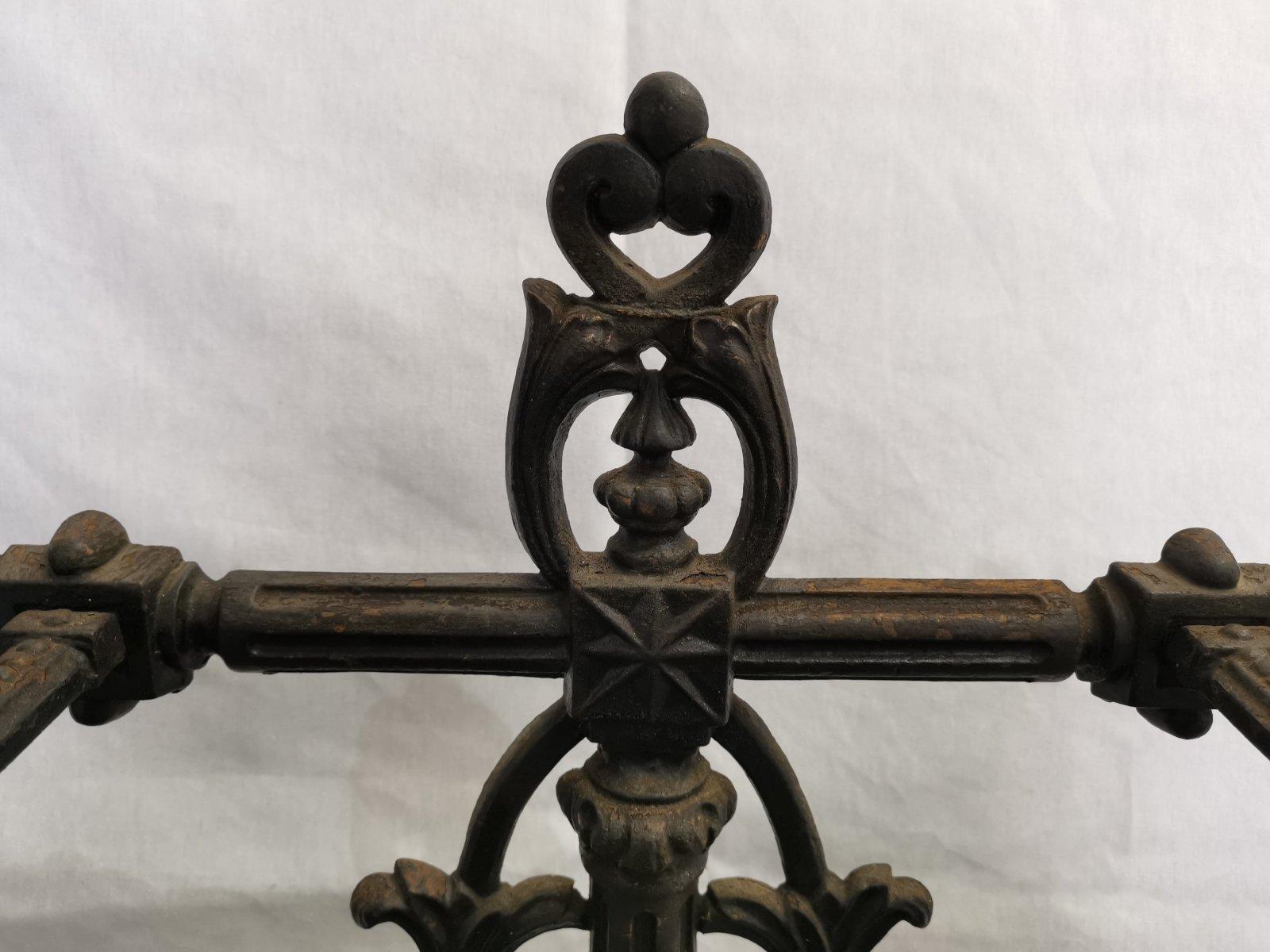 Falkirk, an Aesthetic Movement Cast Iron Stick Stand with Mythical Dragons In Good Condition For Sale In London, GB