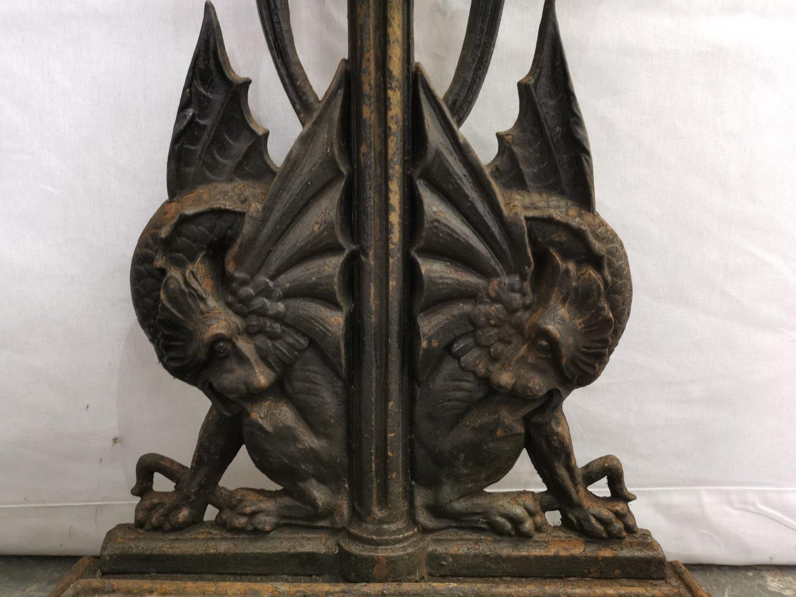 Fin du XIXe siècle Falkirk, un support de bâton en fonte du mouvement esthétique avec dragons mythiques en vente